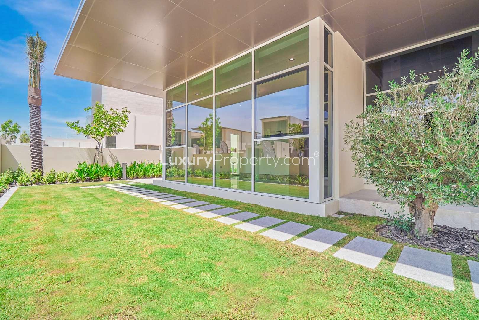 Modern 6-bedroom villa with full park view in Dubai Hills Estate, Golf Place