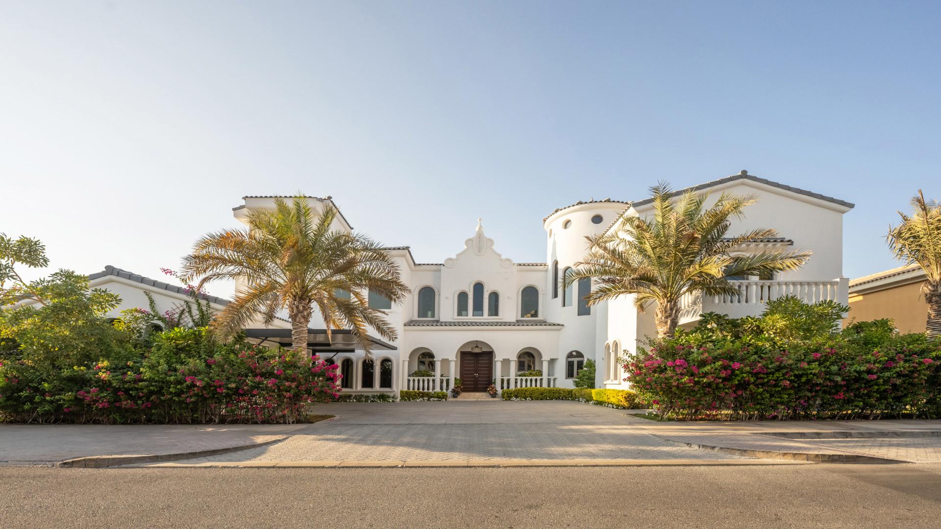Luxury Italian-style villa with pool on Palm Jumeirah, Signature Villas community