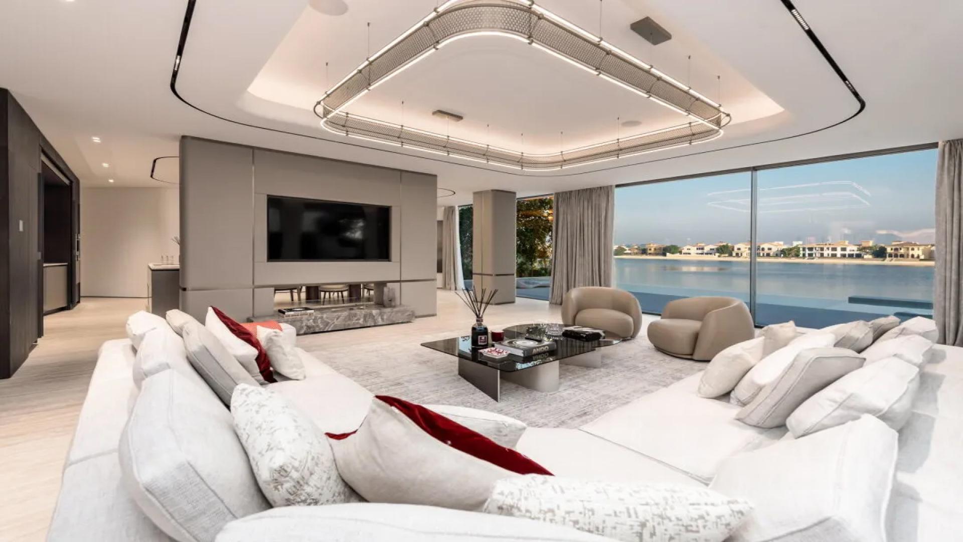 Luxury Garden Homes Villa with pool and modern design in Palm Jumeirah, Dubai