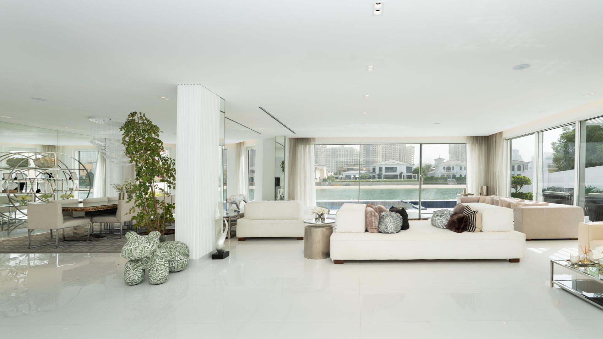 Furnished 6-bedroom villa exterior in Garden Homes, Palm Jumeirah, Dubai for sale