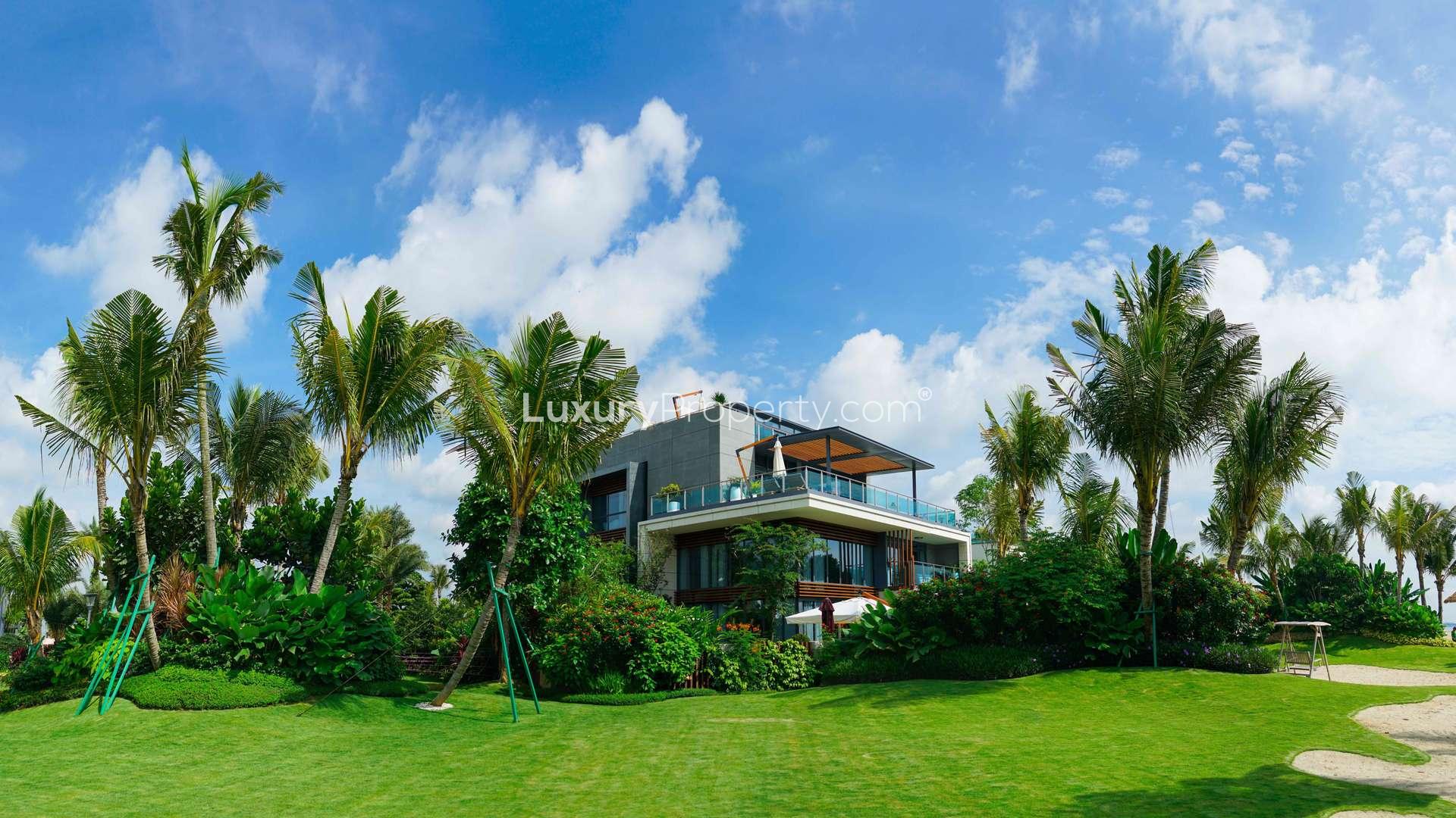 Luxurious six-bedroom Pearl Villa in Forest City, waterfront view, modern architecture, for sale
