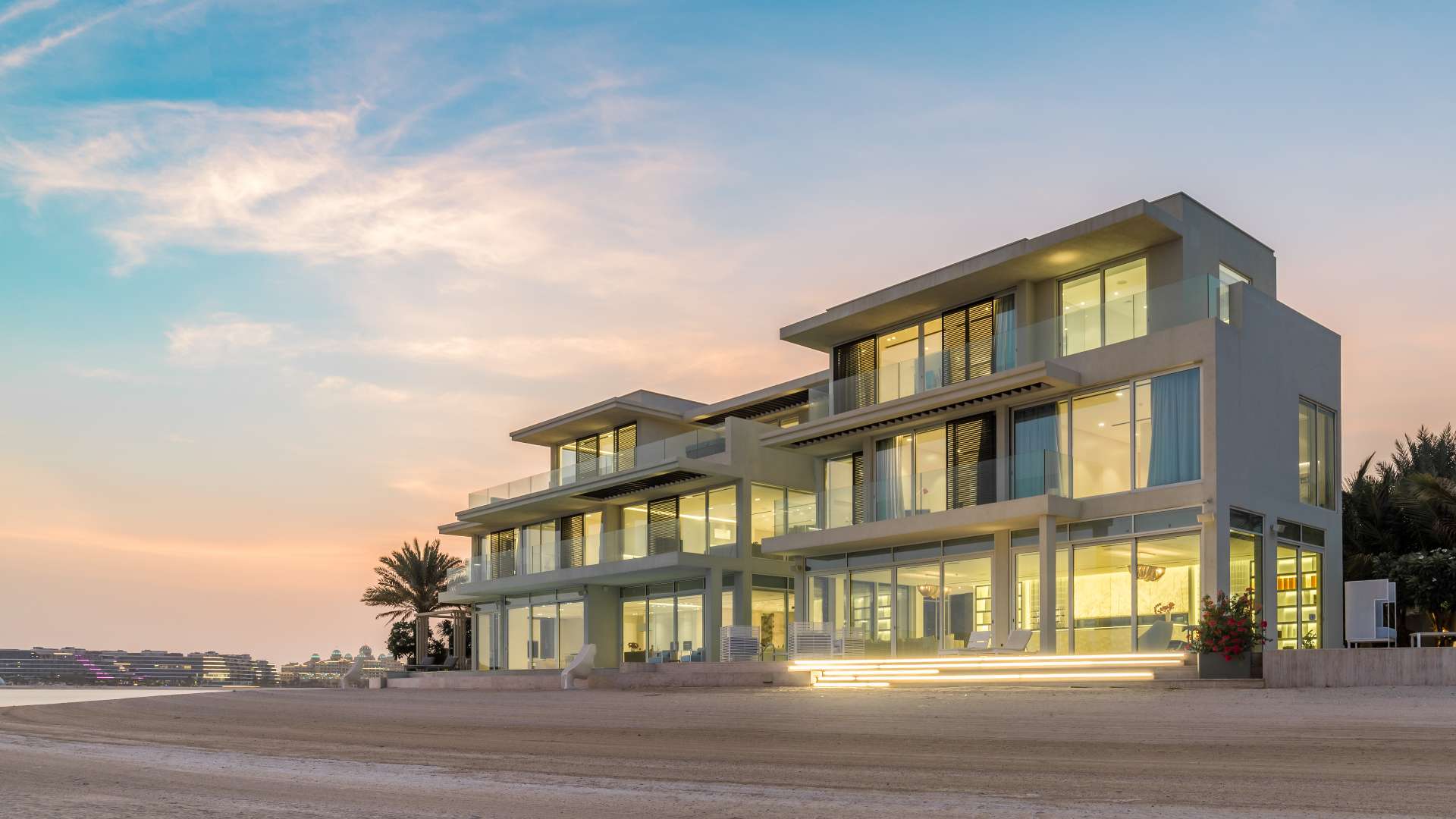 Stunning villa with infinity pool and skyline view, Palm Jumeirah Signature Villas