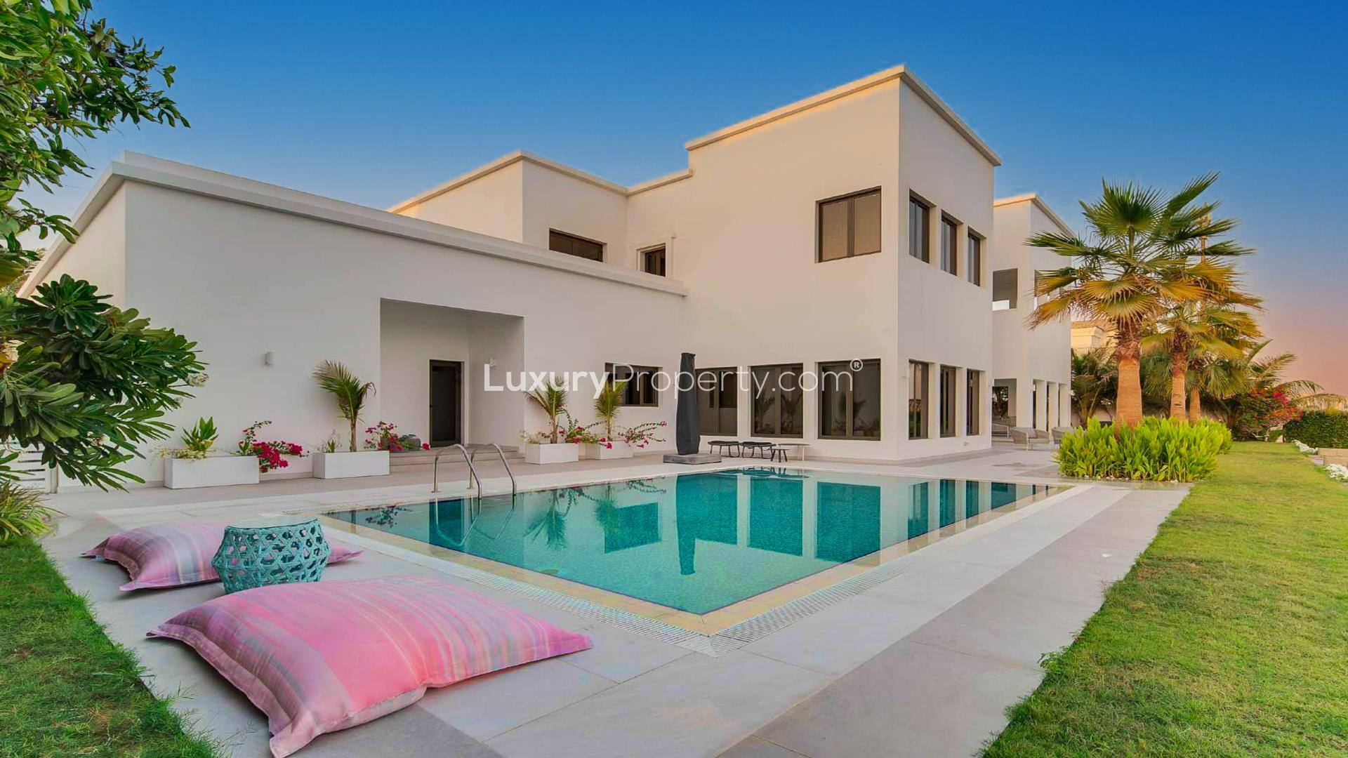 Exquisite 6-bedroom villa on Palm Jumeirah beach, Signature Villas community, for sale