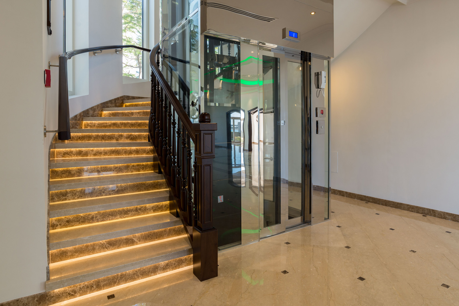Luxurious staircase and elevator in Palm Jumeirah Signature Villa for sale, LP0782