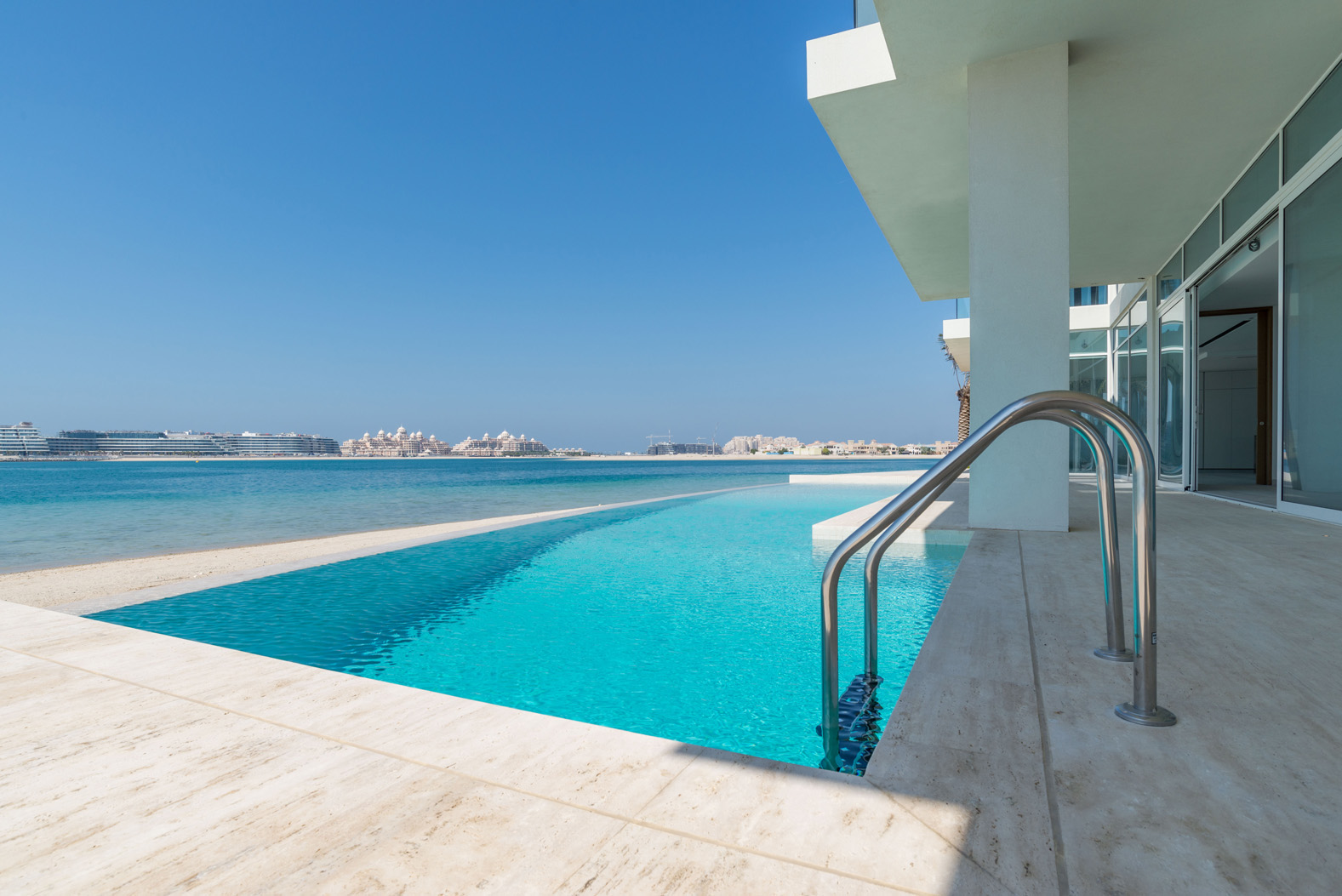 Contemporary 6-bedroom beach villa for rent in Palm Jumeirah, Signature Villas community