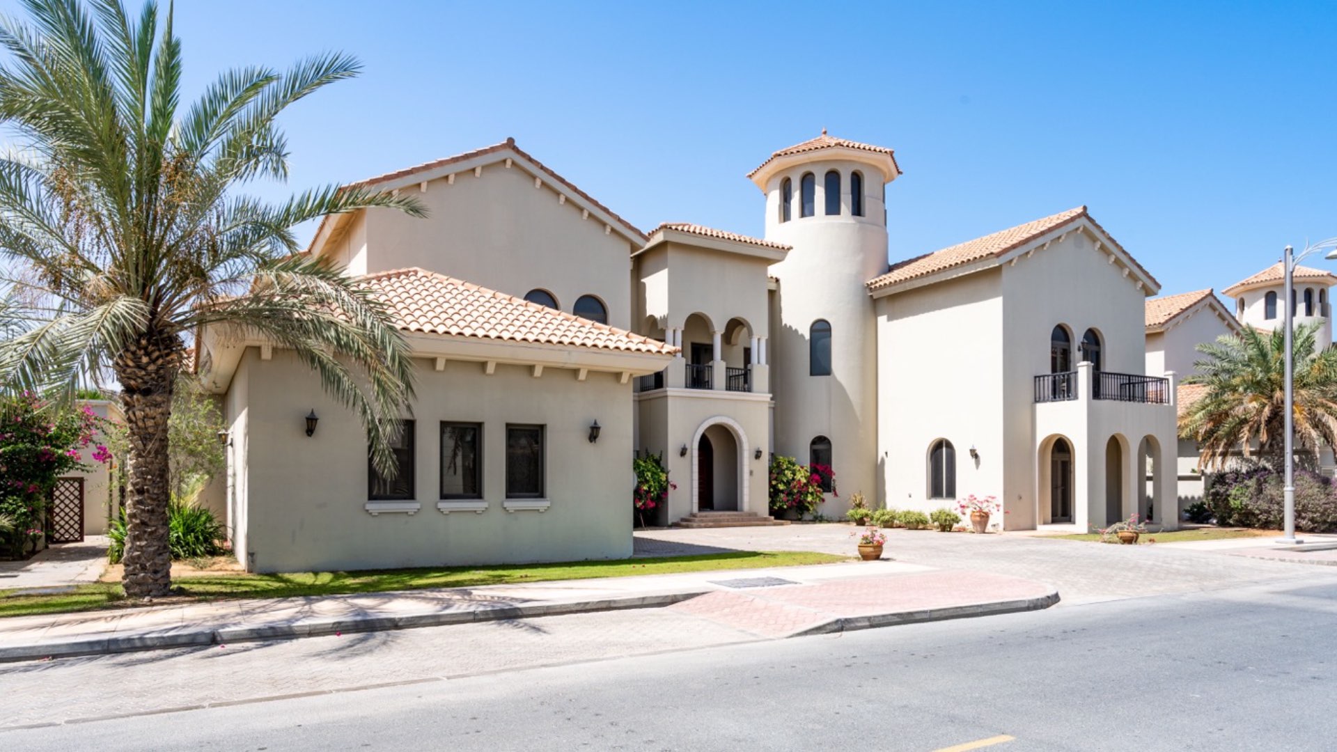 Stunning six-bedroom Signature Villa for rent in Palm Jumeirah, featuring elegant architecture