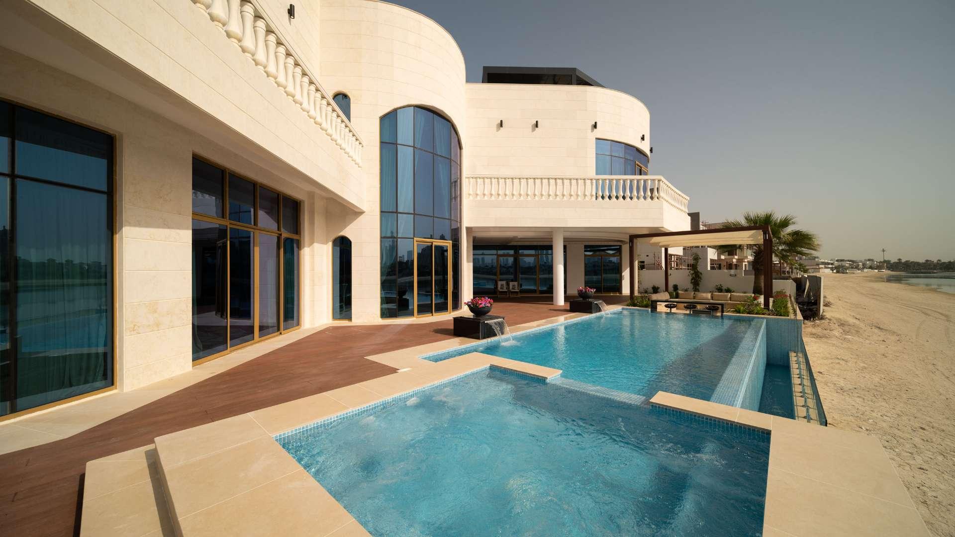 Luxury six-bedroom villa with pool on Palm Jumeirah beachfront, Signature Villas community