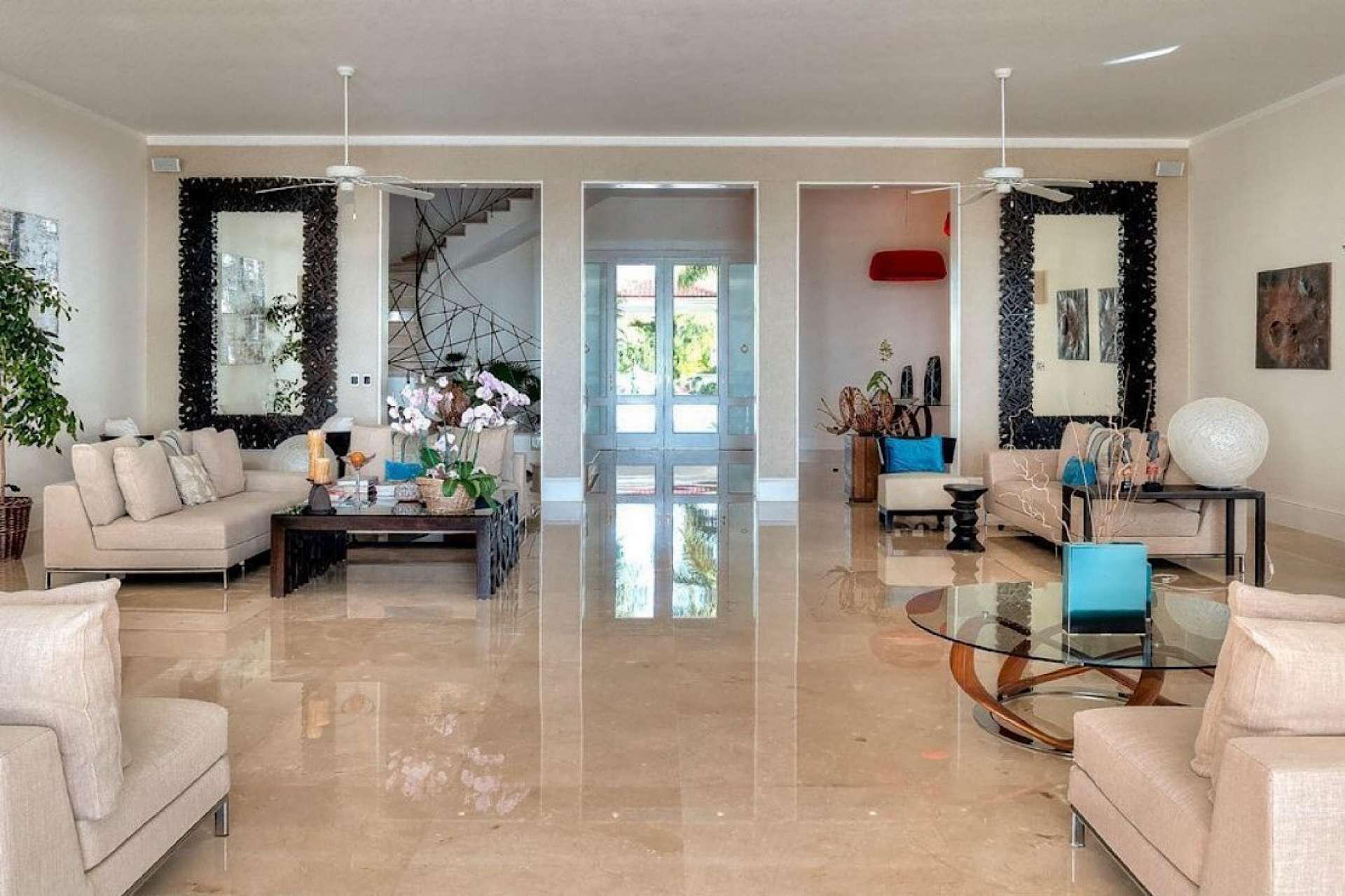 Furnished seafront mansion with pool in Punta Cana's Jardines de Arrecife for sale