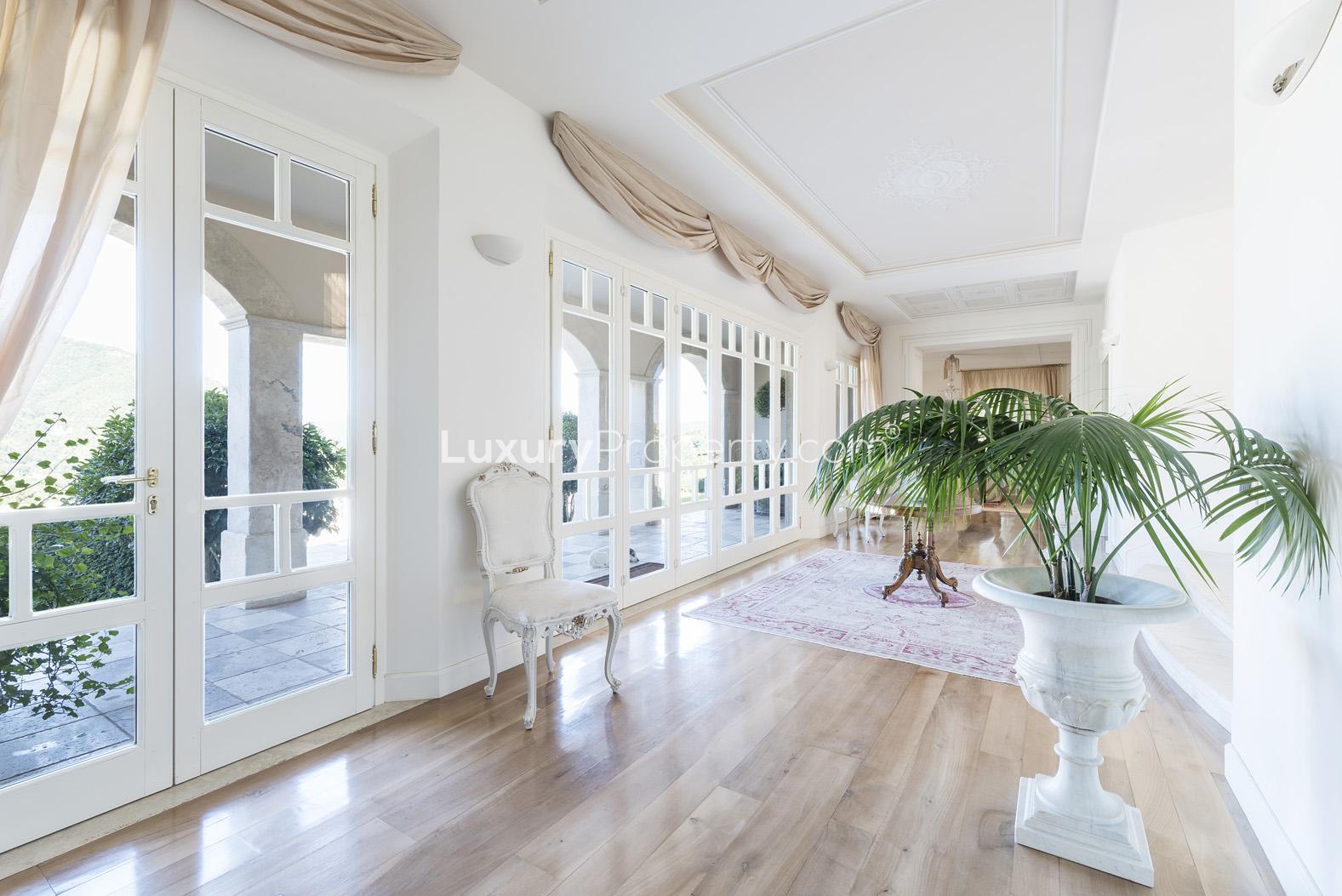Elegant bathroom with twin sinks and ornate mirrors in Villa Bianco Chic, Florence