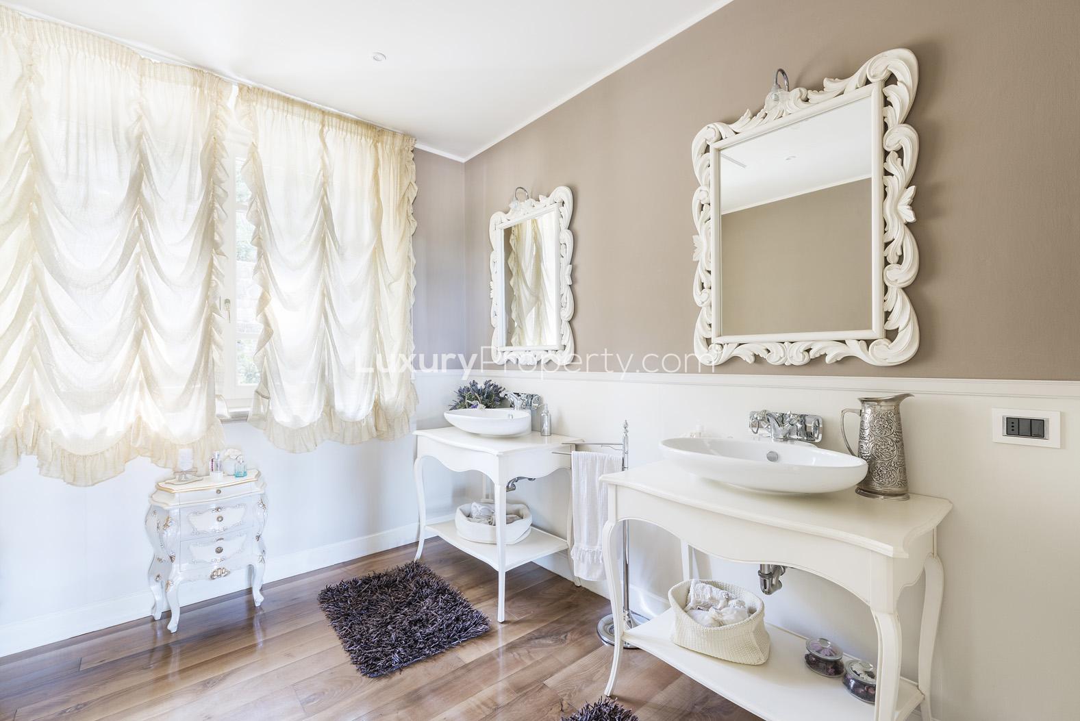 Elegant marble staircase in Villa Bianco Chic, Florence, luxury six-bedroom residence for sale