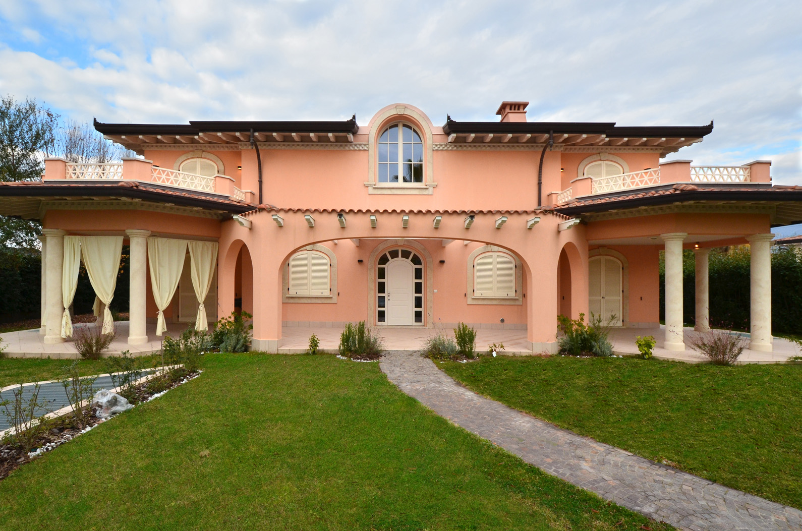 Spacious living room in luxury Villa Botticelli, Lucca, featuring elegant staircase and modern decor
