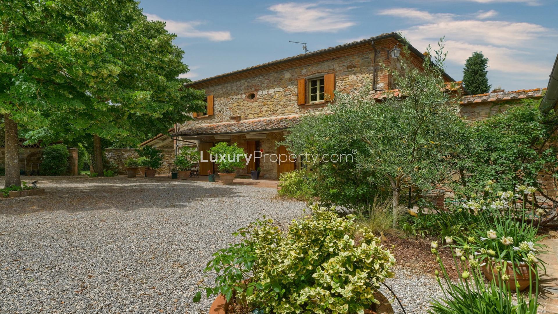 Gravel driveway leading to Villa Casa Del Sole, surrounded by lush greenery in Arezzo