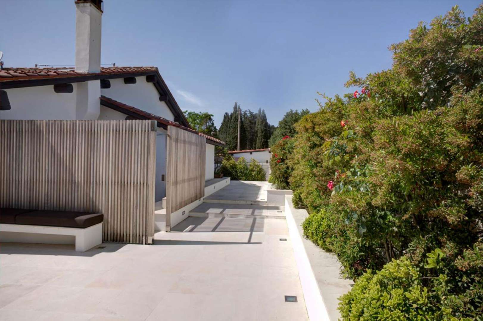 Front entrance of a stunning villa in Villa Gelsomino, Florence, with lush greenery