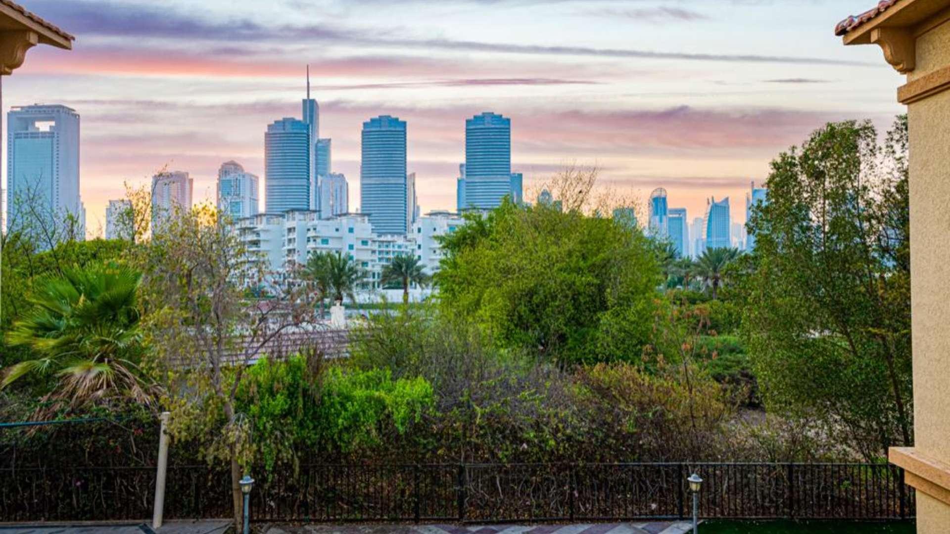 Luxurious living room in 6-bedroom villa, Jumeirah Islands, short-term rental