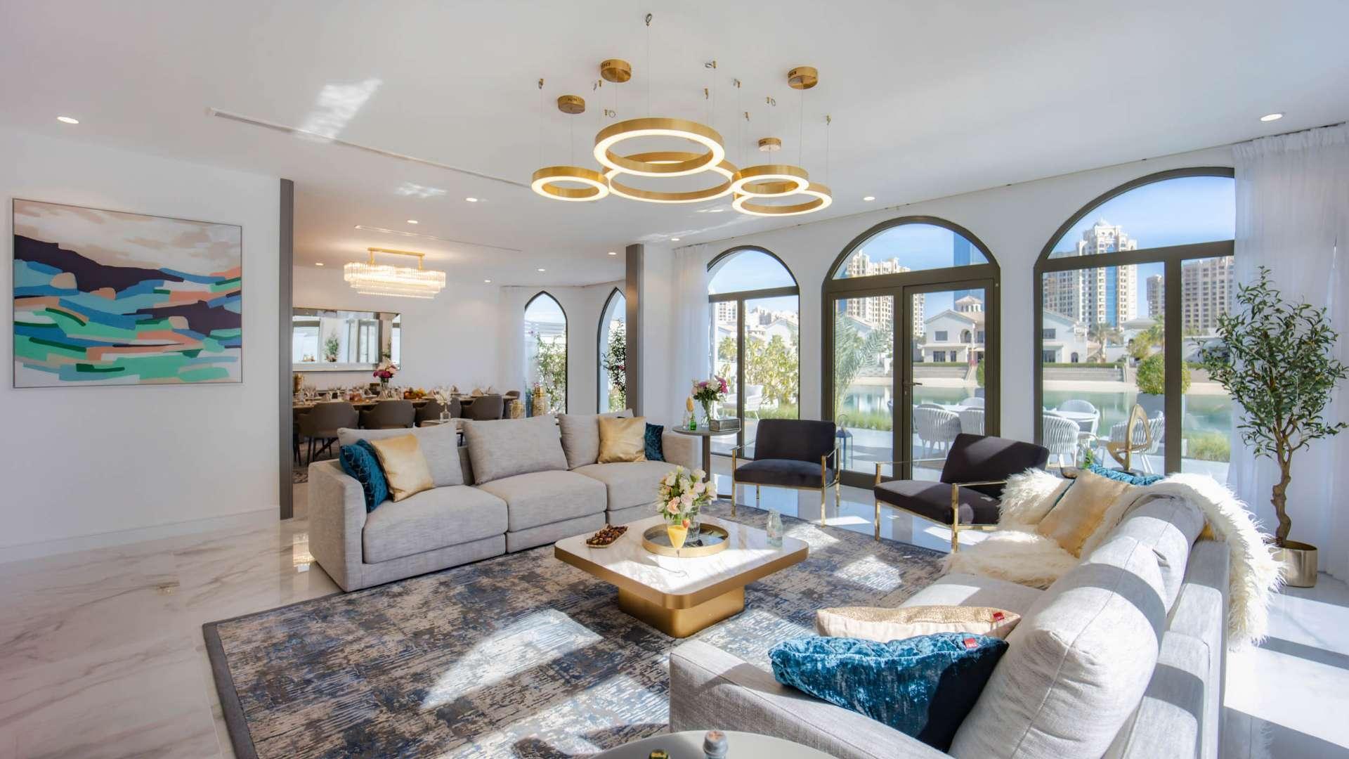Luxurious living room in Palm Jumeirah villa with elegant decor and stunning views