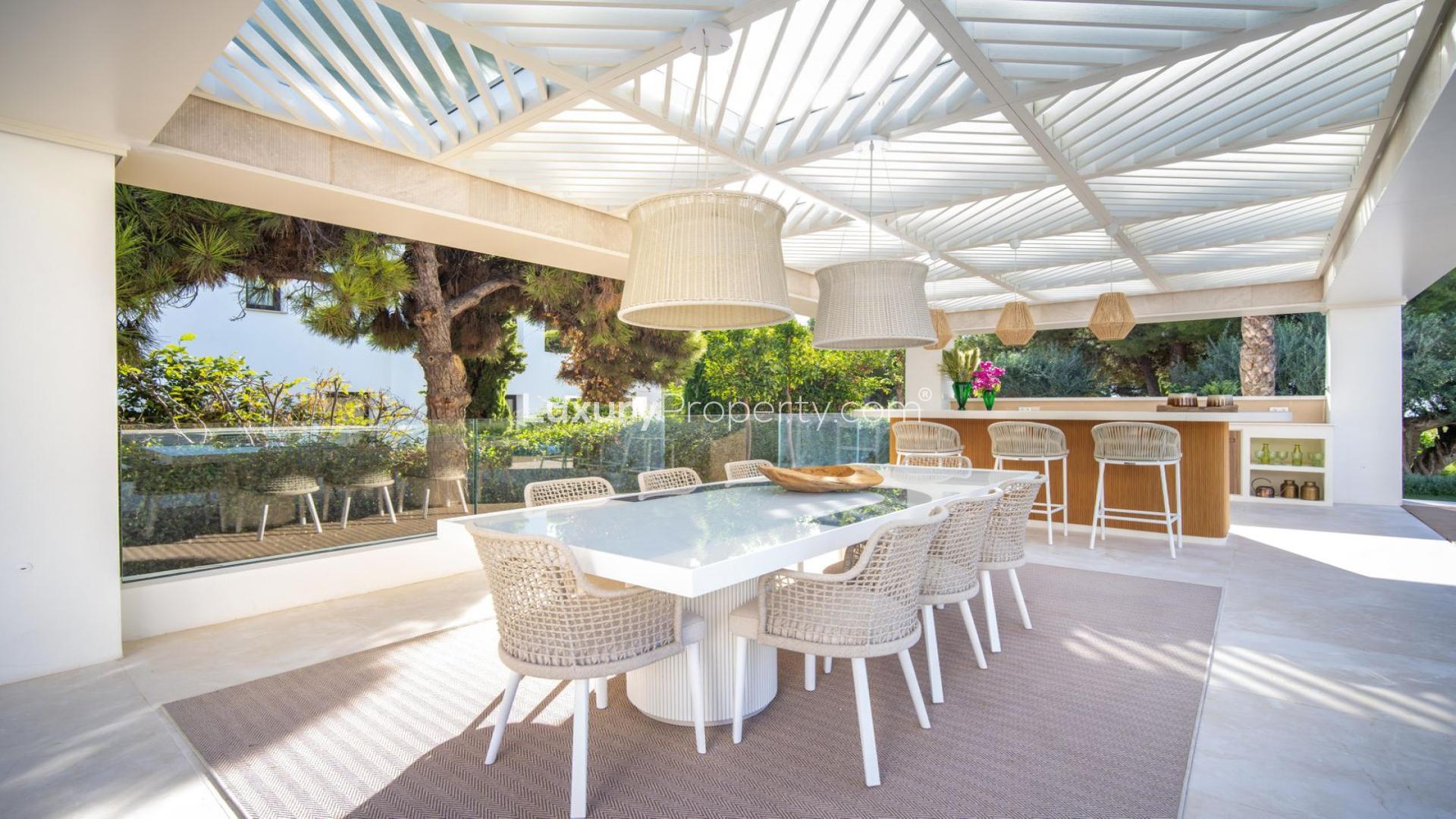 Luxury 5-bedroom villa with pool in gated Marbella community, The Golden Mile, Málaga