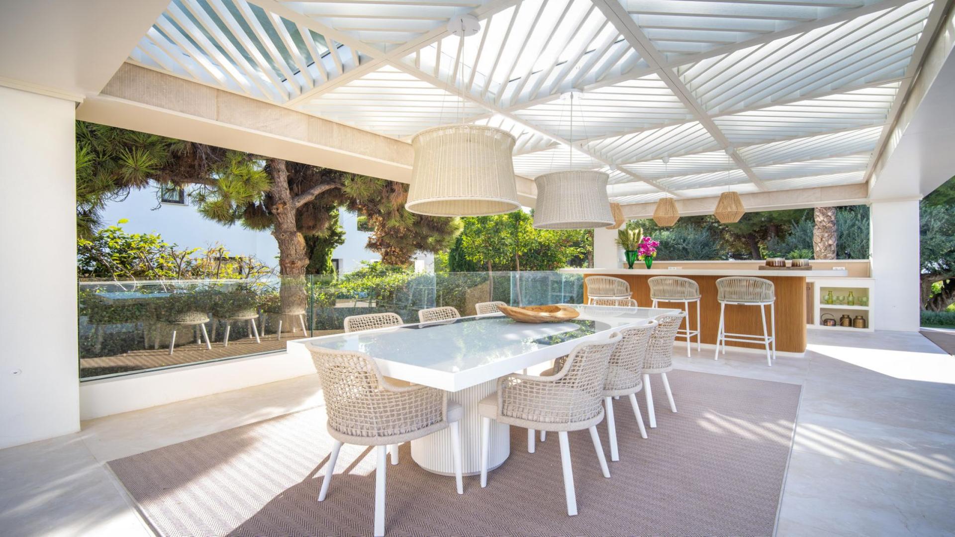 Luxury 5-bedroom villa with pool in gated Marbella community, The Golden Mile, Málaga