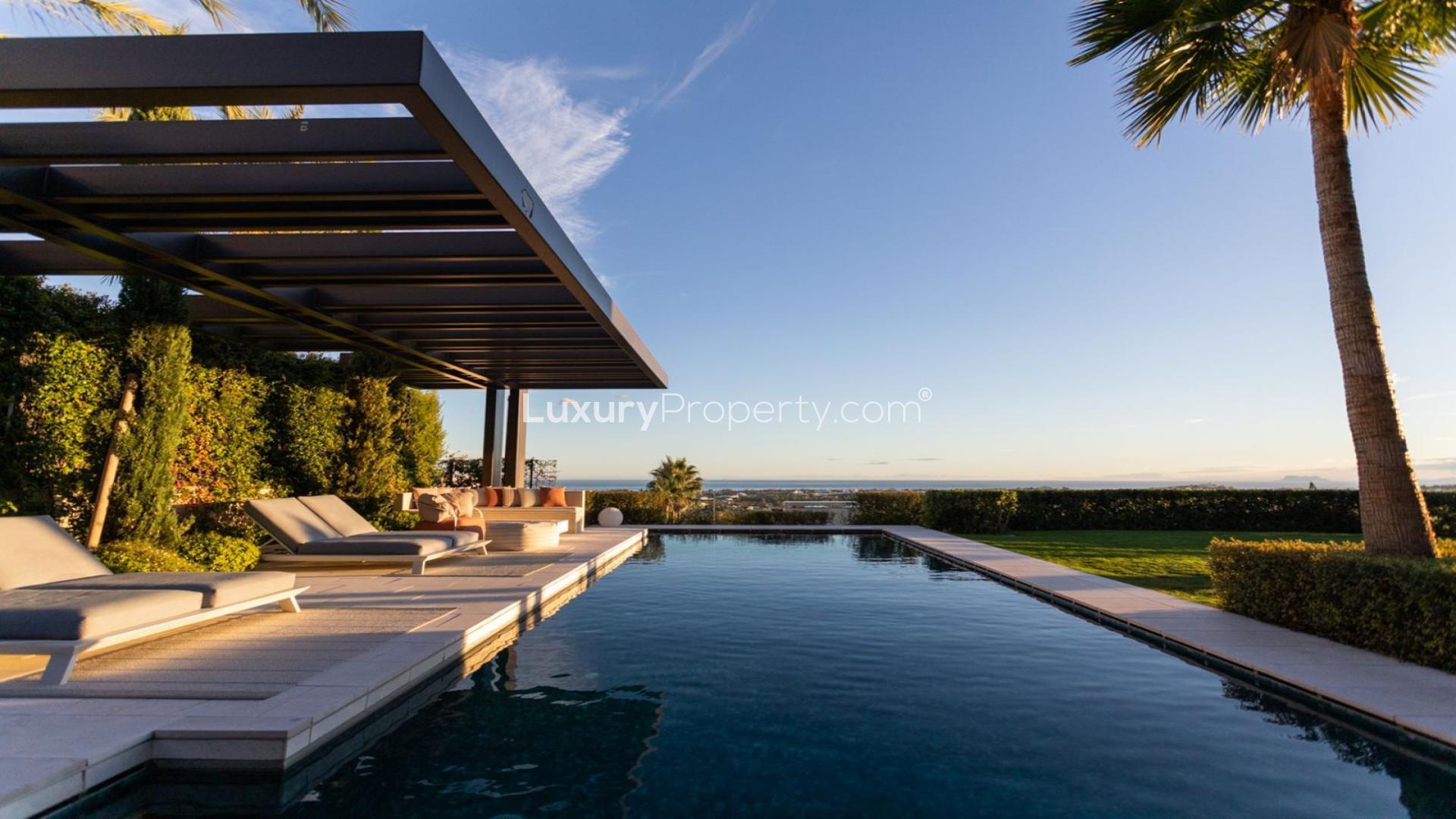 Luxury Marbella villa with pool, sunset view, palm trees, in La Quinta, Málaga