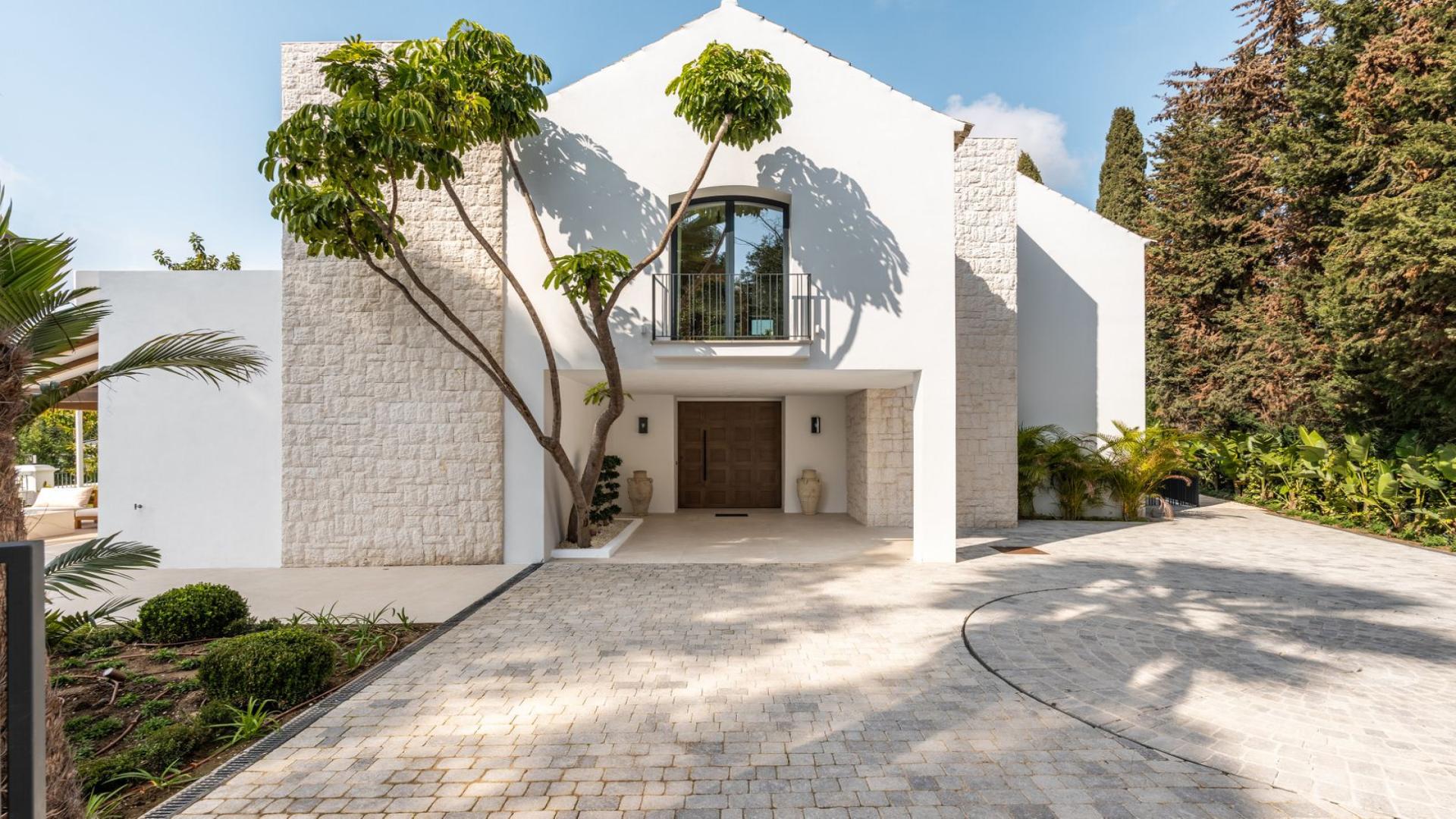 Luxurious Nueva Andalucía villa with pool, garden, and outdoor seating in Marbella