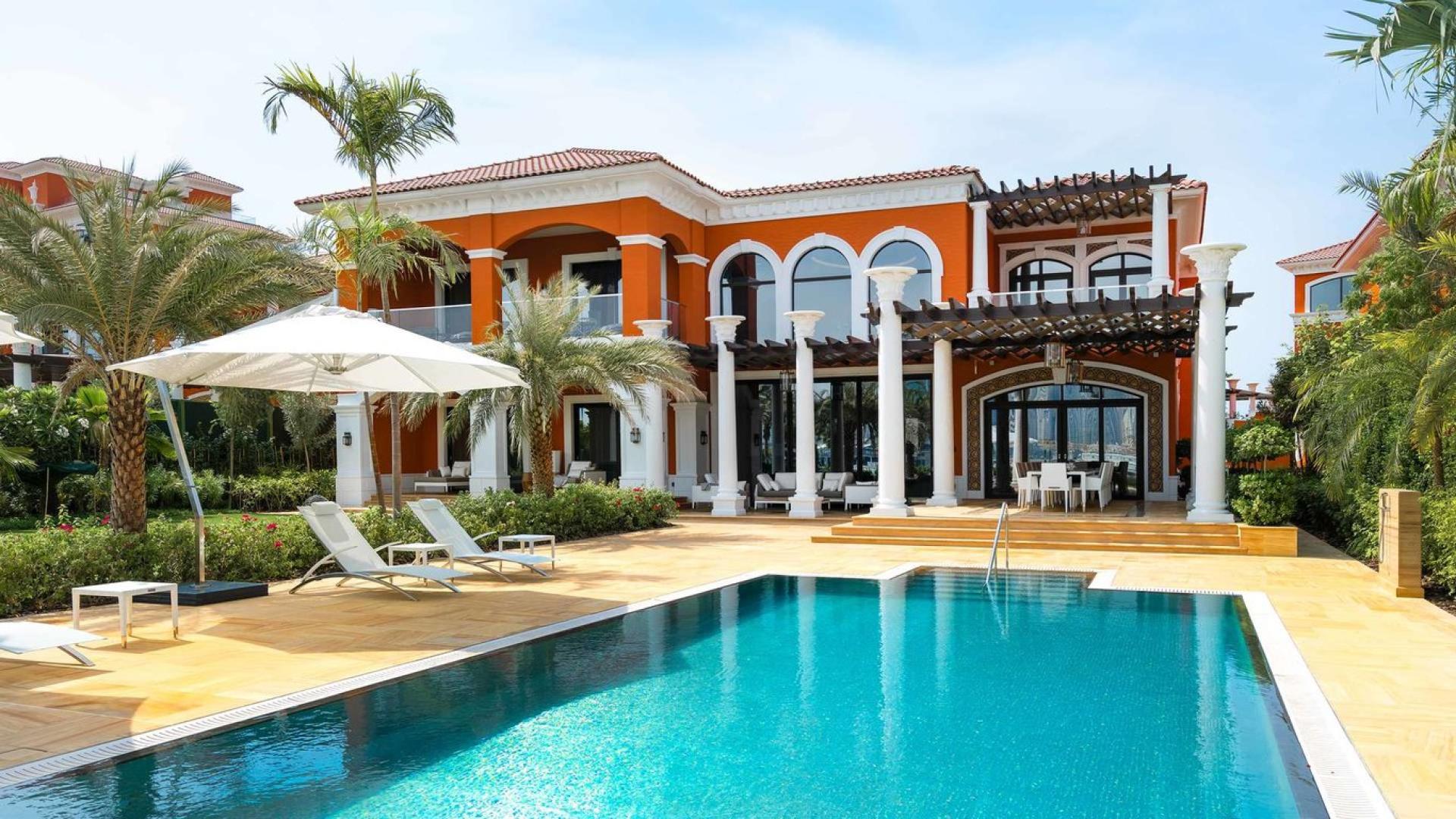 Luxurious dining room in 7-bedroom villa at XXII Carat, Palm Jumeirah for sale