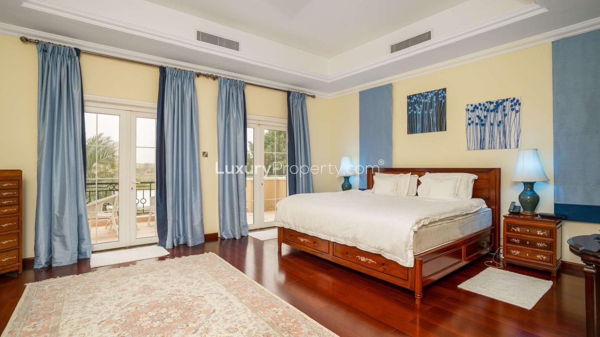 Luxurious Arabian Ranches villa with pool and garden, perfect for golf enthusiasts