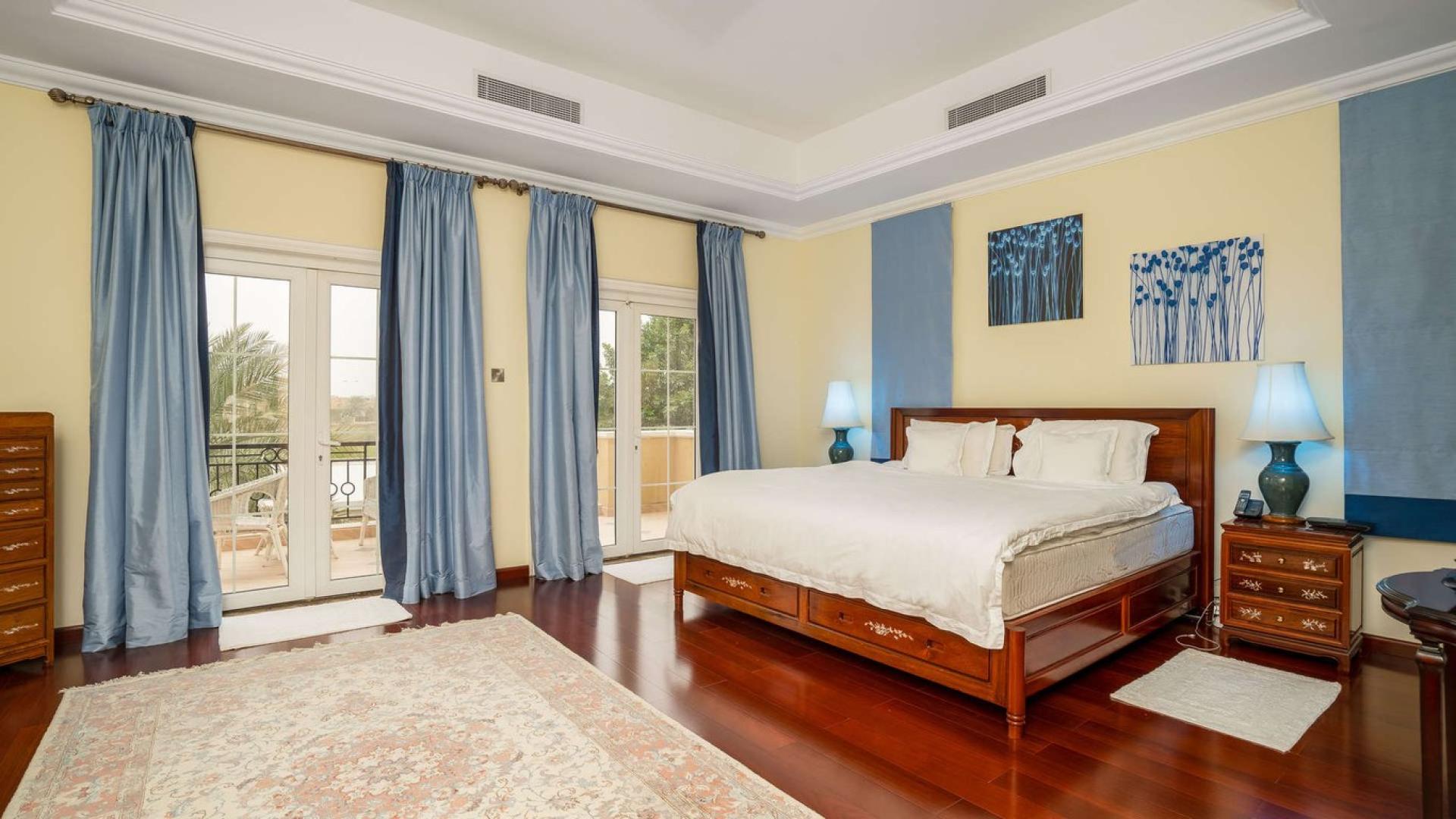 Luxurious Arabian Ranches villa with pool and garden, perfect for golf enthusiasts