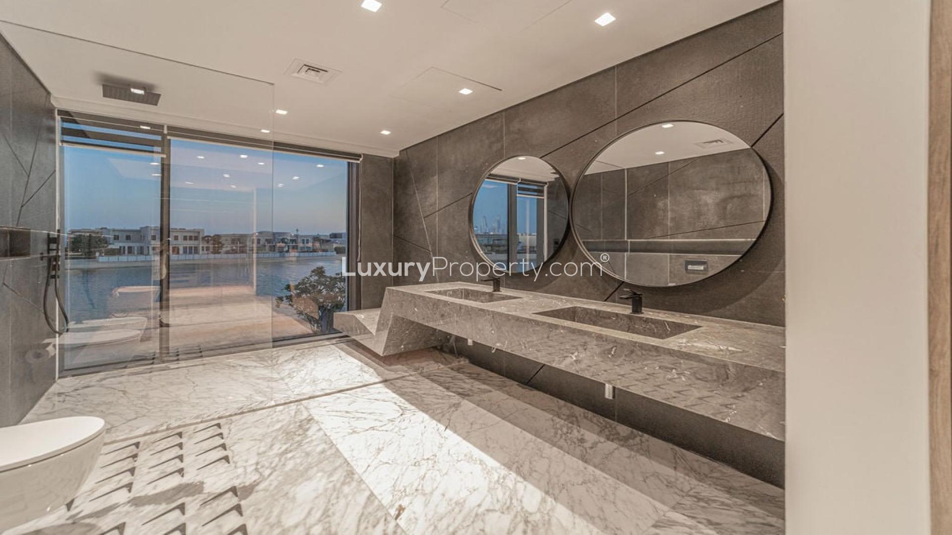 Contemporary 7-bedroom villa with pool for sale in Palm Jumeirah's Signature Villas