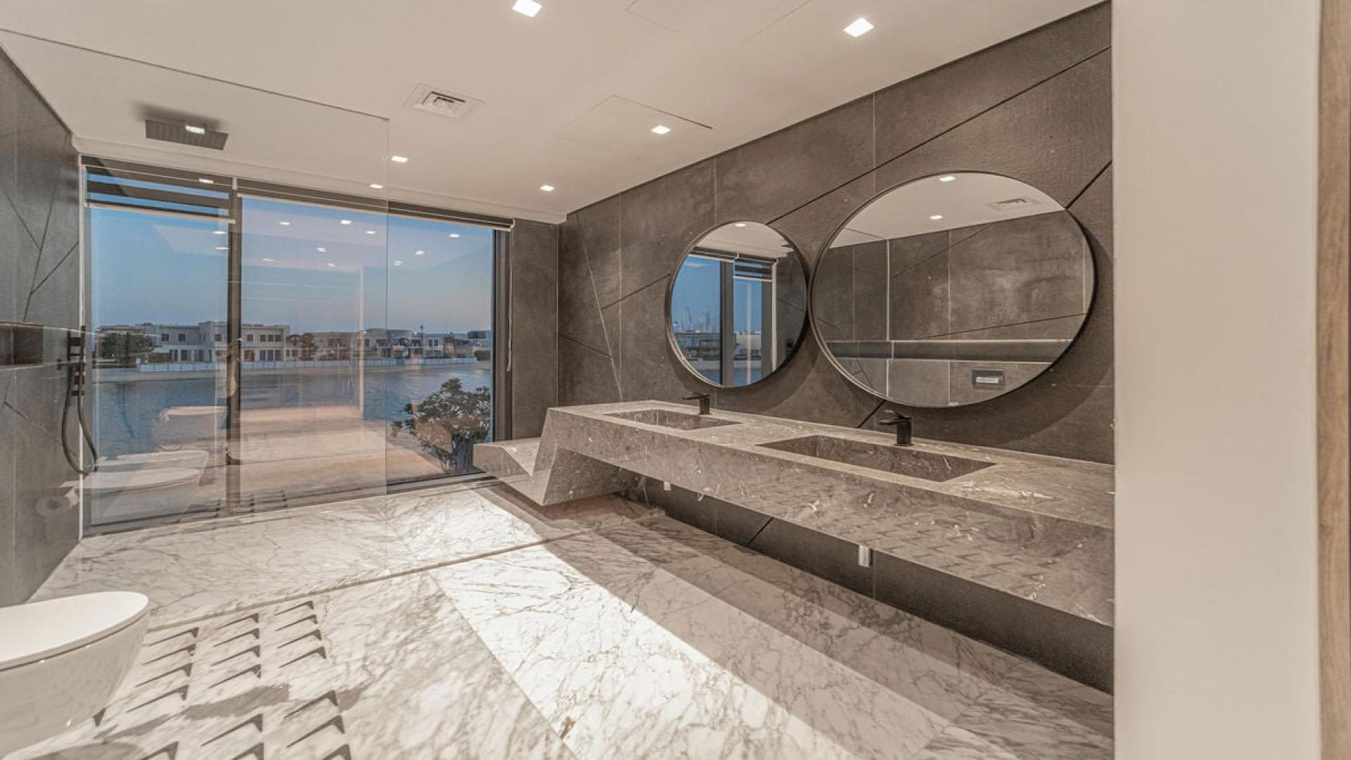 Contemporary 7-bedroom villa with pool for sale in Palm Jumeirah's Signature Villas