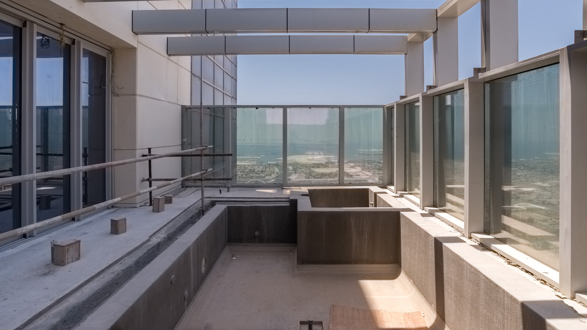 Luxurious Amna Tower penthouse with panoramic Business Bay views, under construction
