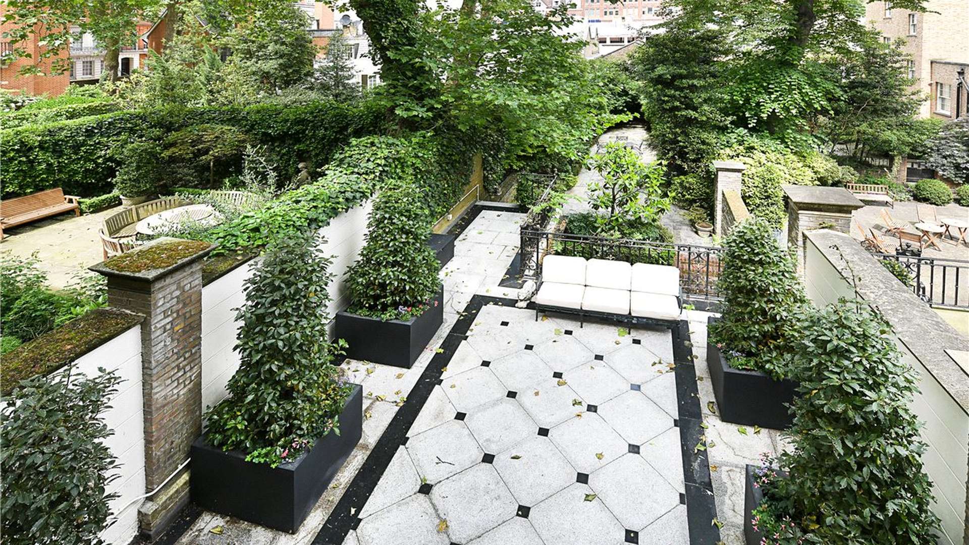 Dining area with wooden table and chairs in Mayfair townhouse, London
