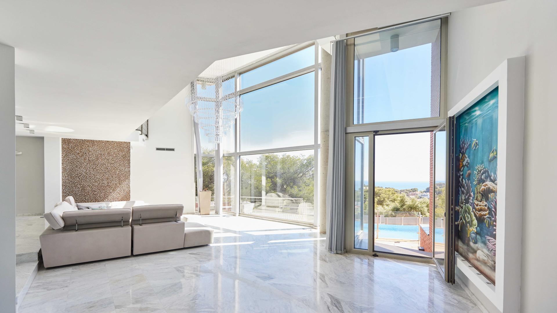 Luxurious infinity pool with ocean view at Villa Preciosa, Barcelona, for sale