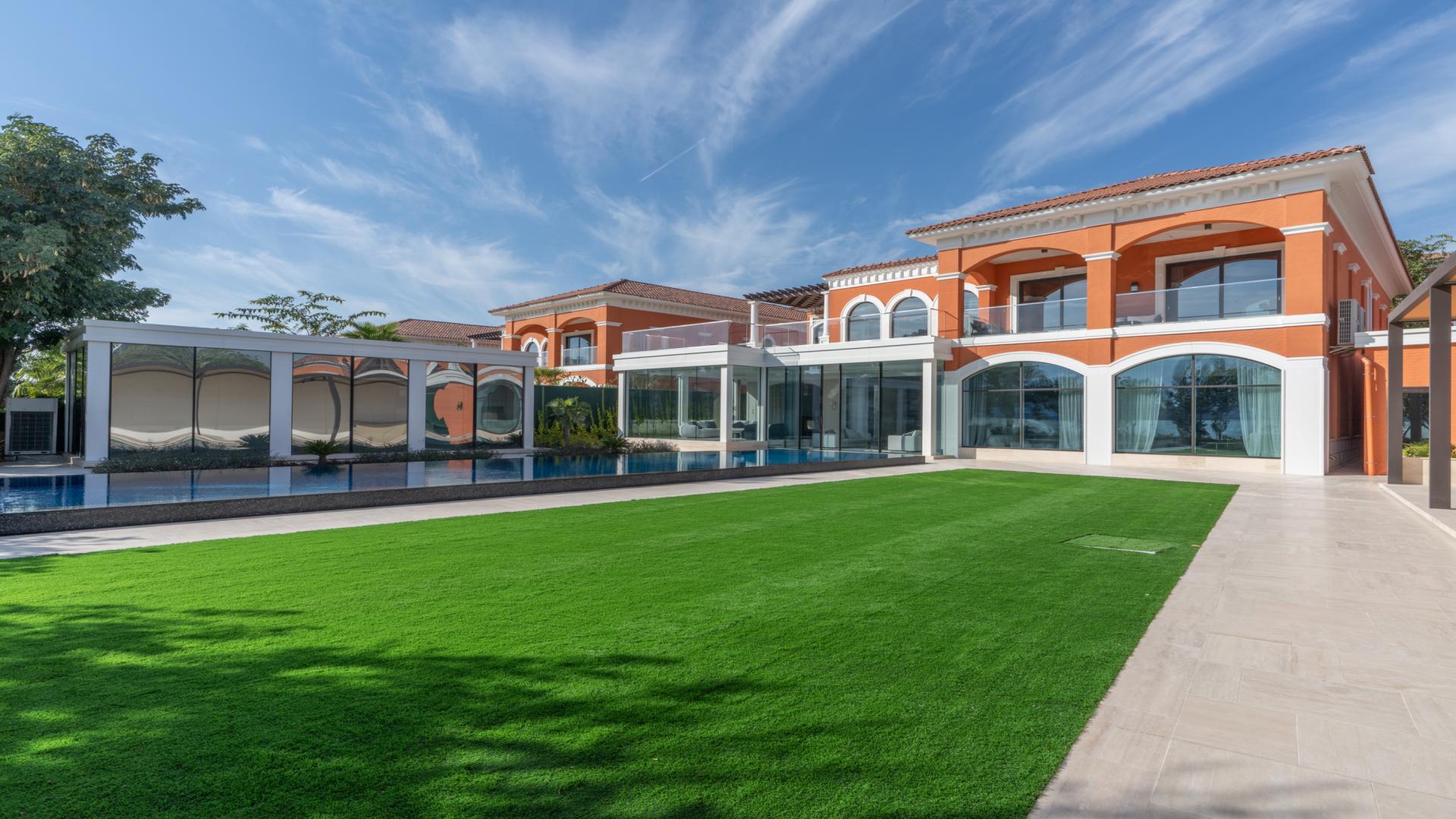 Luxurious living room with pool view in XXII Carat Villa, Palm Jumeirah