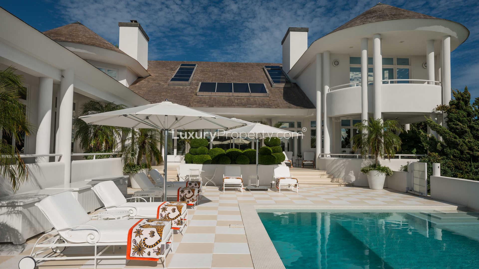 Contemporary villa living room with ocean view in Southampton, Hamptons