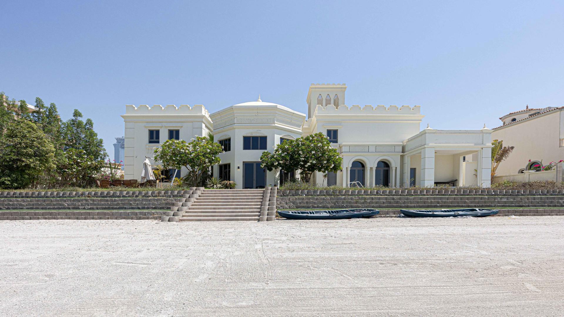 Prestigious 7-bedroom villa with pool for rent in Palm Jumeirah, Signature Villas community