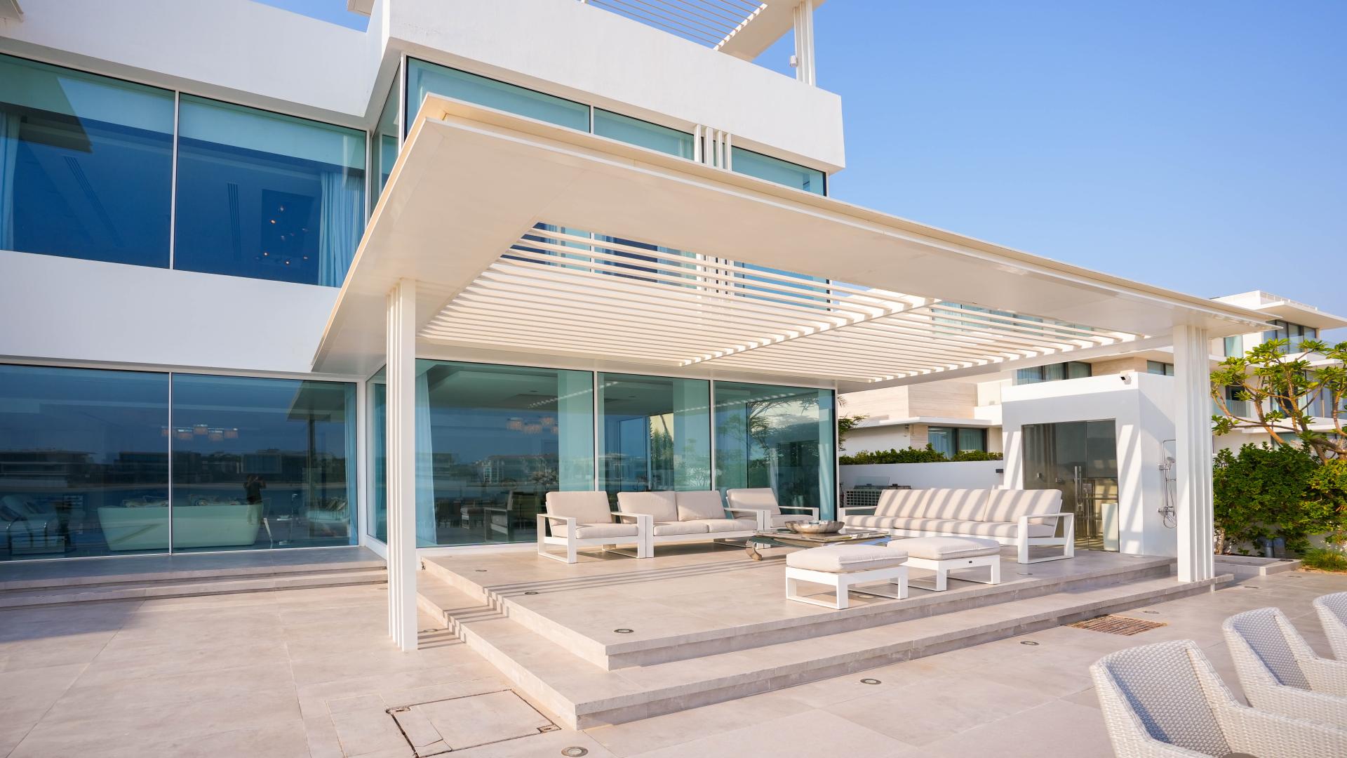 Luxurious Palm Jumeirah villa pool with stunning beachfront view, Signature Villas community