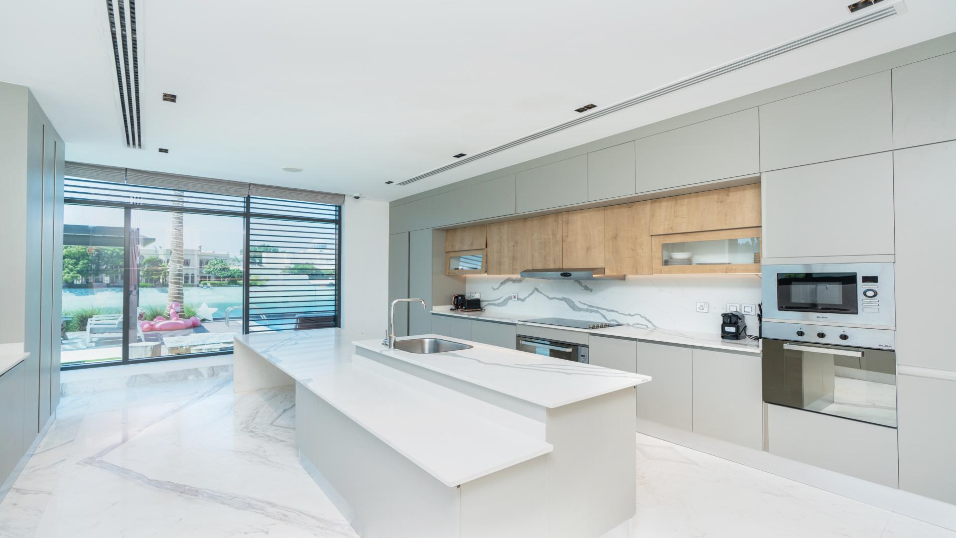 Luxurious living room in 8-bedroom villa, Signature Villas, Palm Jumeirah, modern decor, spacious