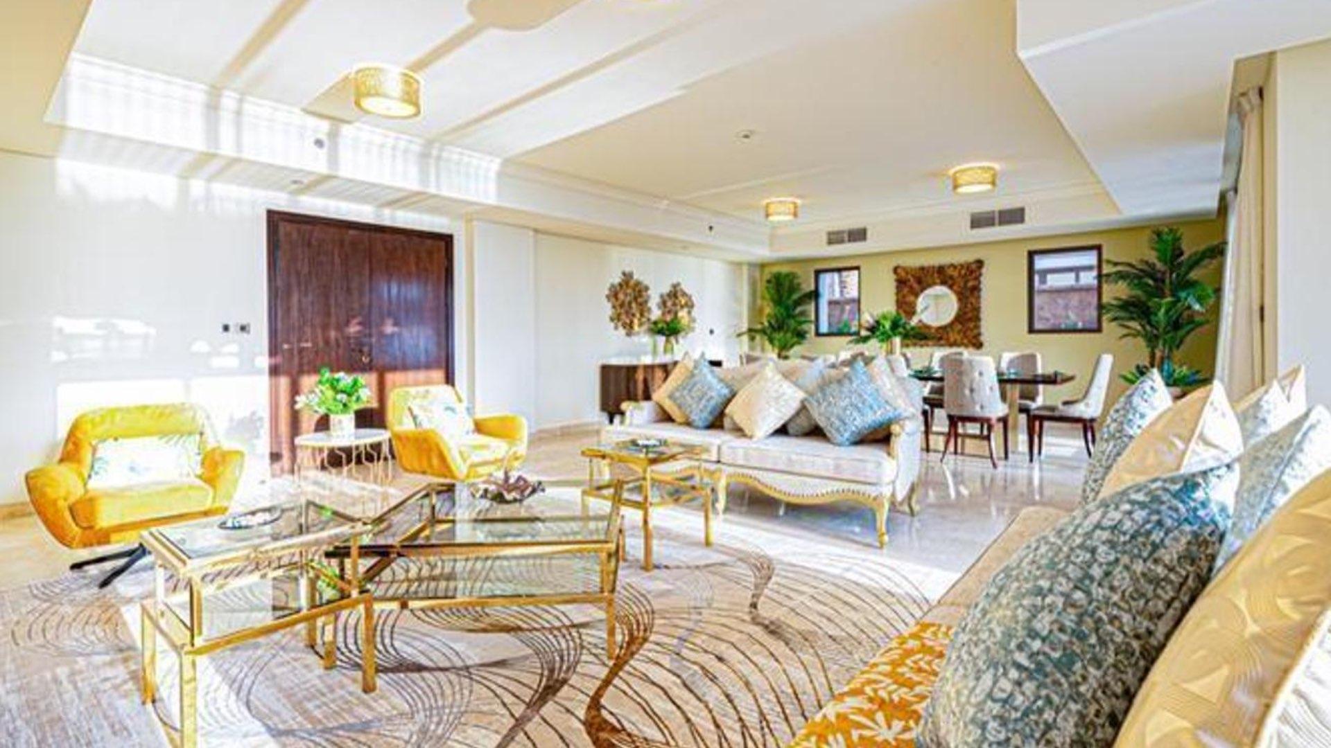 Spacious entrance of Palm Jumeirah villa with elegant staircase and modern decor