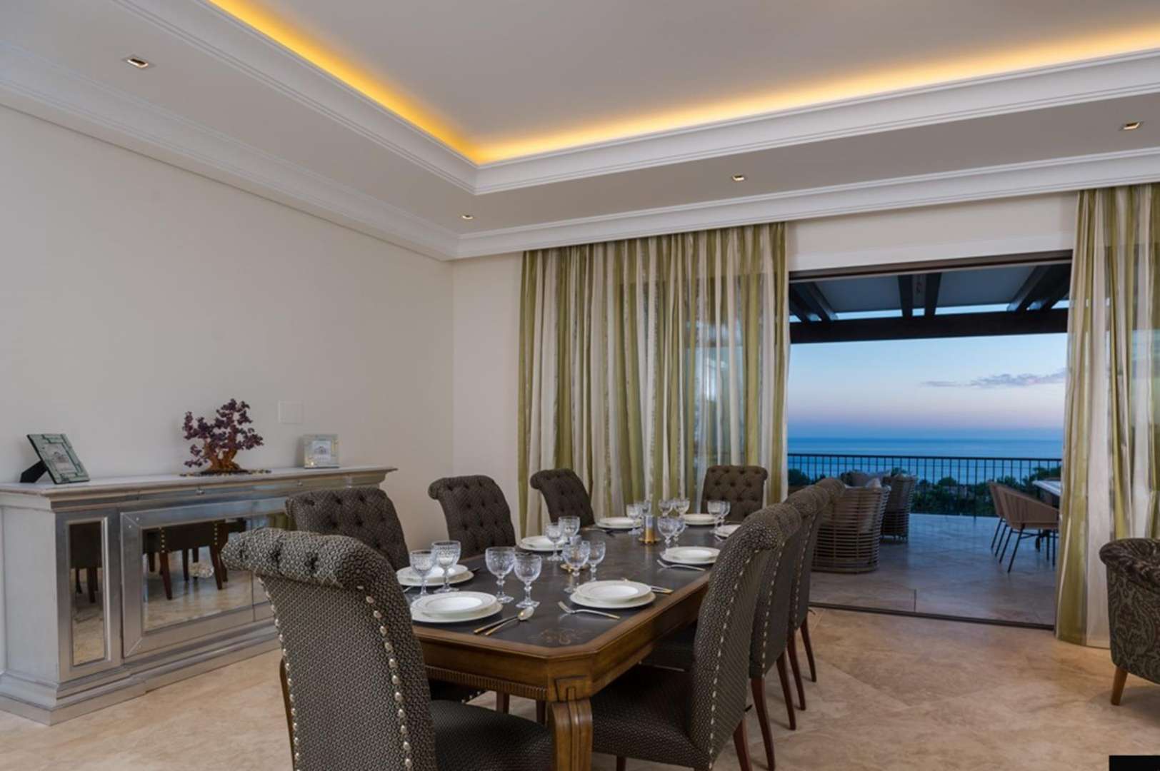 Immaculate 7-bedroom villa with pool and sea views in Sierra Blanca, Marbella