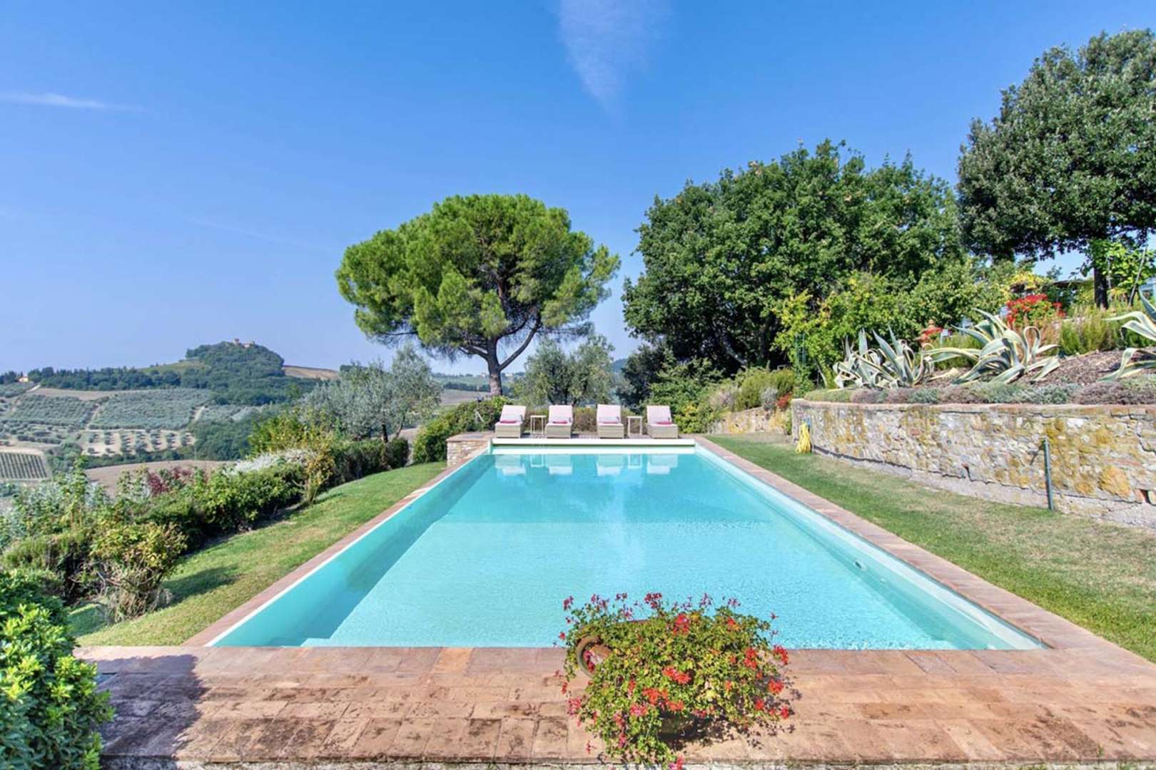 Renovated rustic Tuscan villa with pool, nestled in Villa Chianti Sunset, Florence
