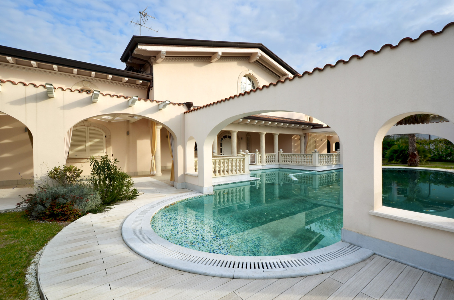 "Elegant Tuscan villa with pool in Villa Leonardo, Lucca, for sale, scenic mountain views.",Luxurious Tuscan villa with stunning pool, arches, and scenic views in Lucca, Villa Leonardo