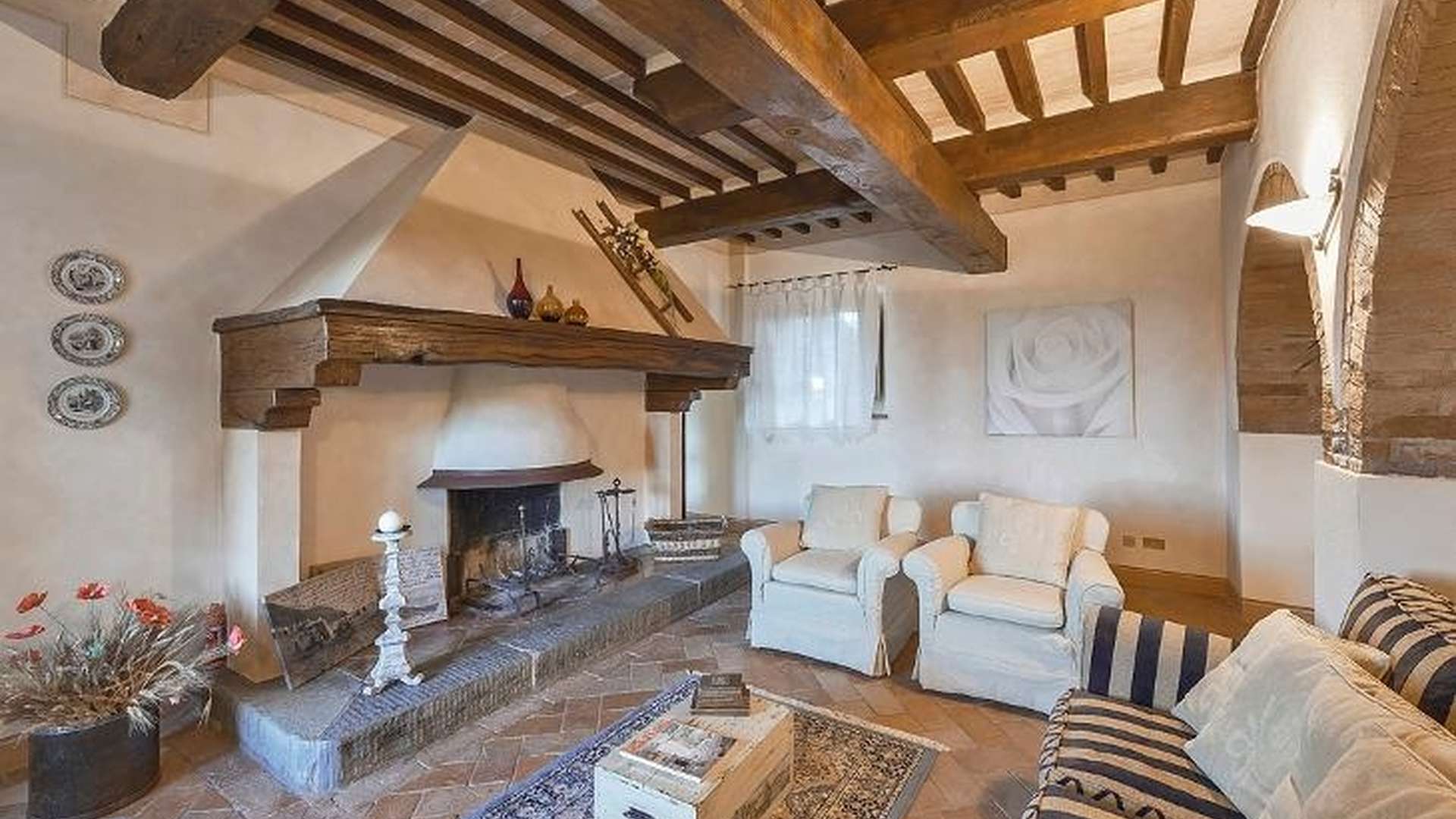 19th-century Villa Quercia dining room with rustic arches and elegant furnishings in Chianni