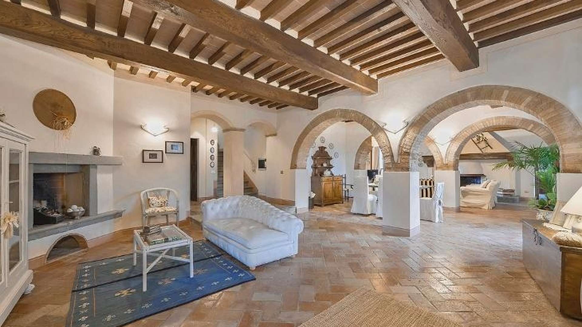 19th-century Villa Quercia in Chianni with lush garden and stunning exterior