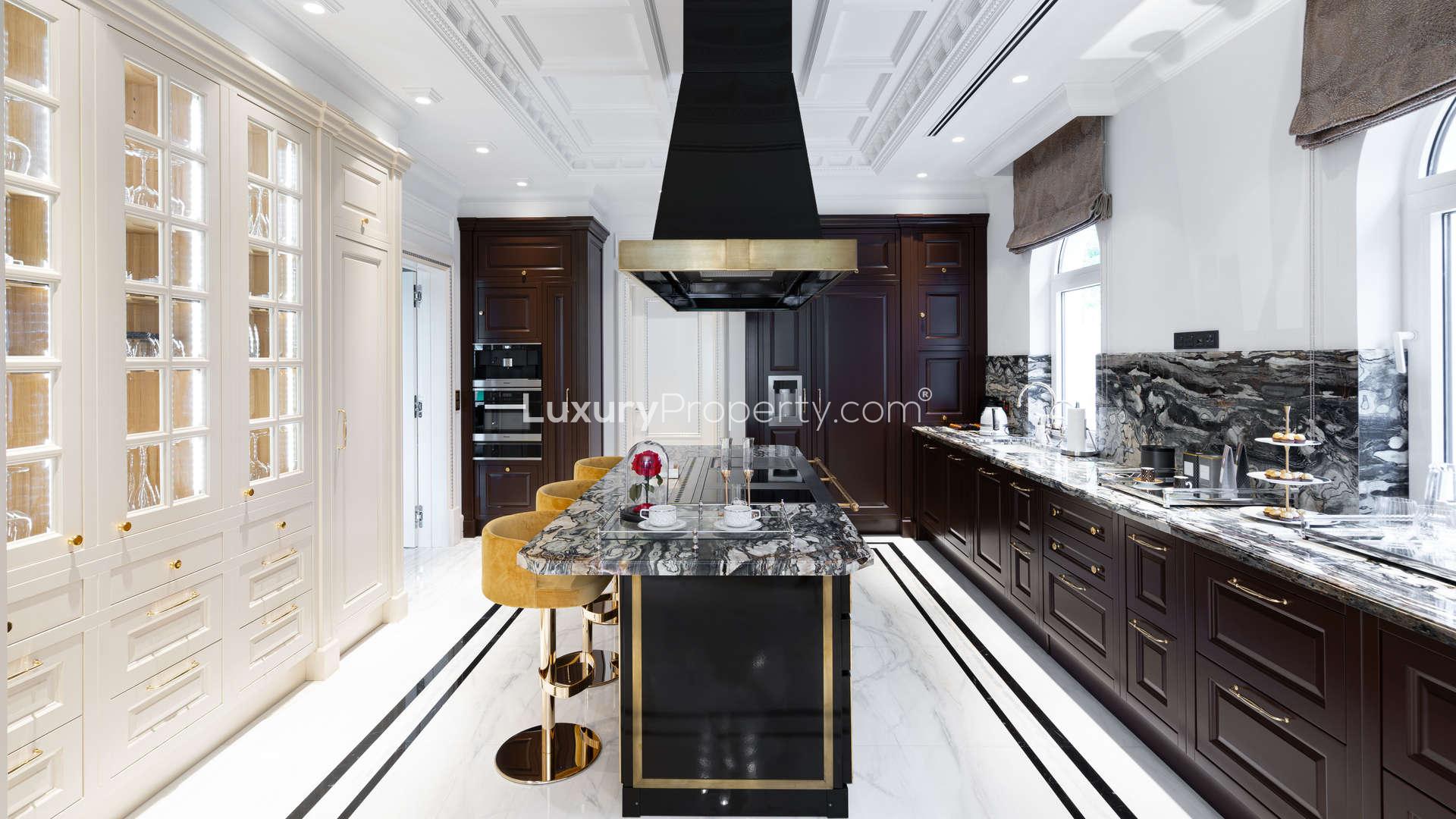 Luxurious living room in seven-bedroom villa, XXII Carat, Palm Jumeirah, for sale