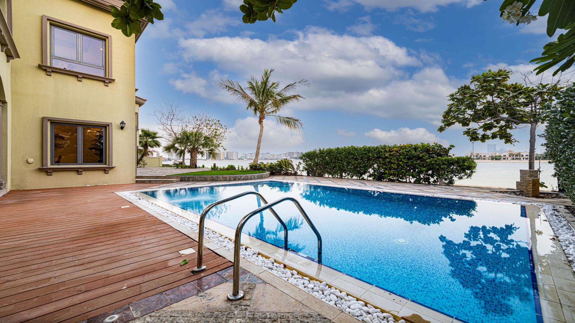 Luxurious living room in Palm Jumeirah villa with elegant decor and sea view