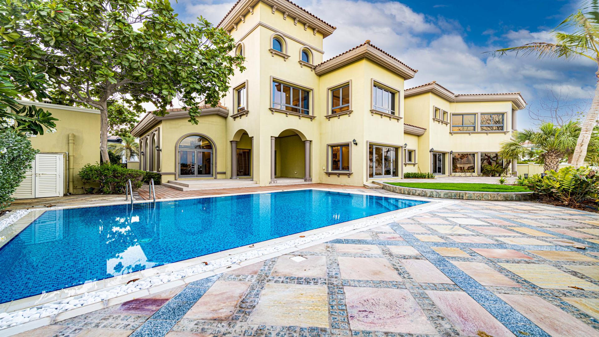 Luxurious living room in Palm Jumeirah villa with elegant decor and large windows