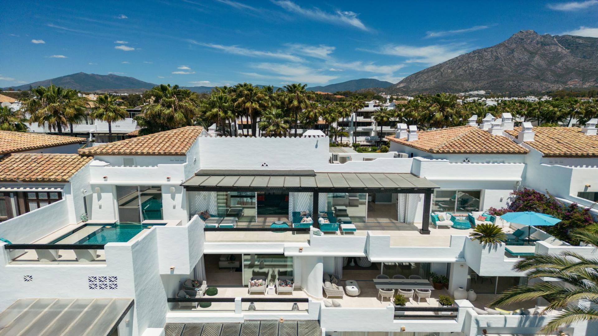 "Luxurious beachfront terrace view in Puente Romano penthouse, Marbella, The Golden Mile.","Stunning beachfront penthouse in Puente Romano, Marbella with pool and mountain views.",Beachfront penthouse terrace with ocean view in Puente Romano, Marbella, The Golden Mile