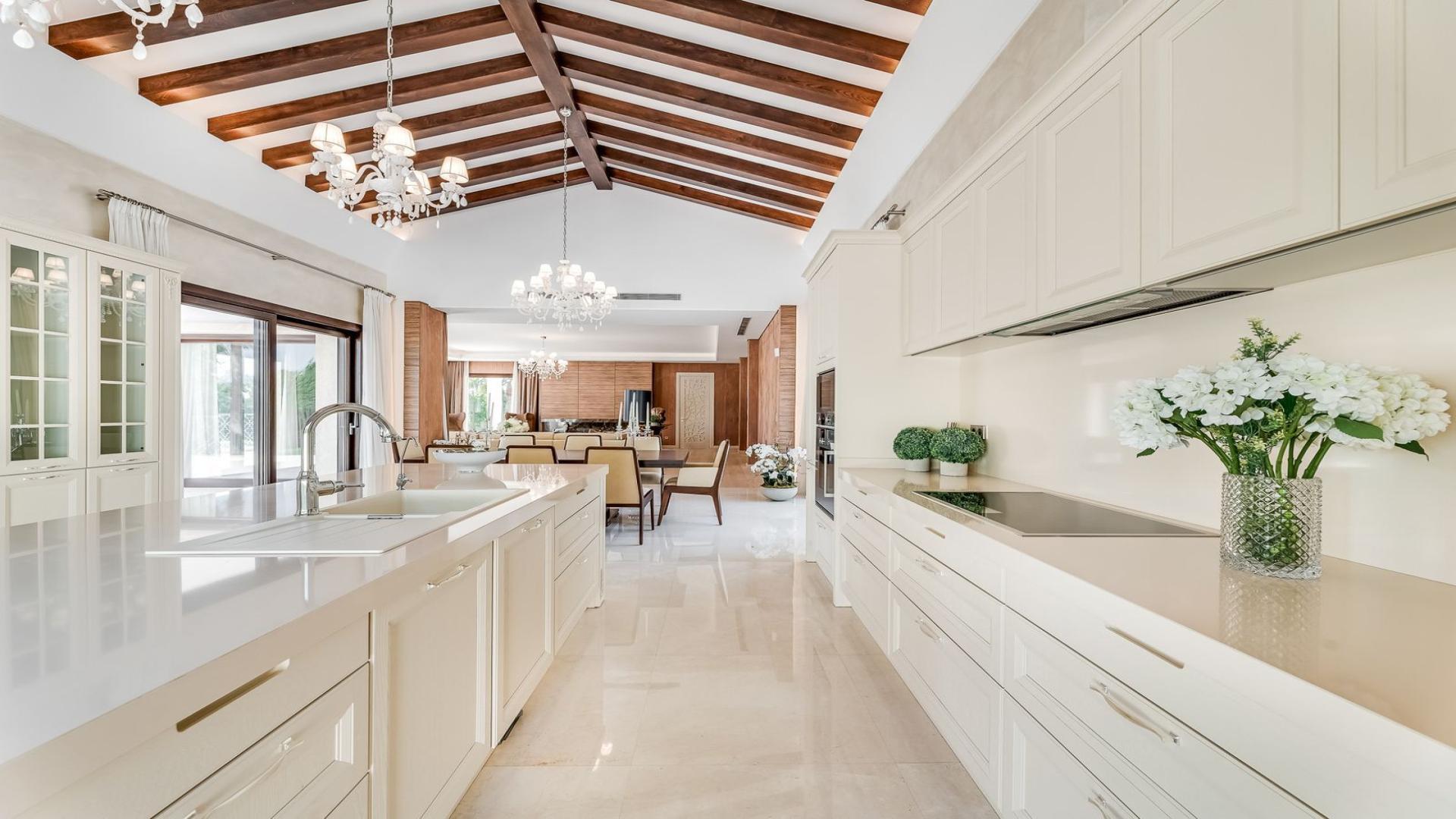 Luxurious kitchen in 5-bedroom villa for sale, Nueva Andalucía, Marbella, with elegant decor