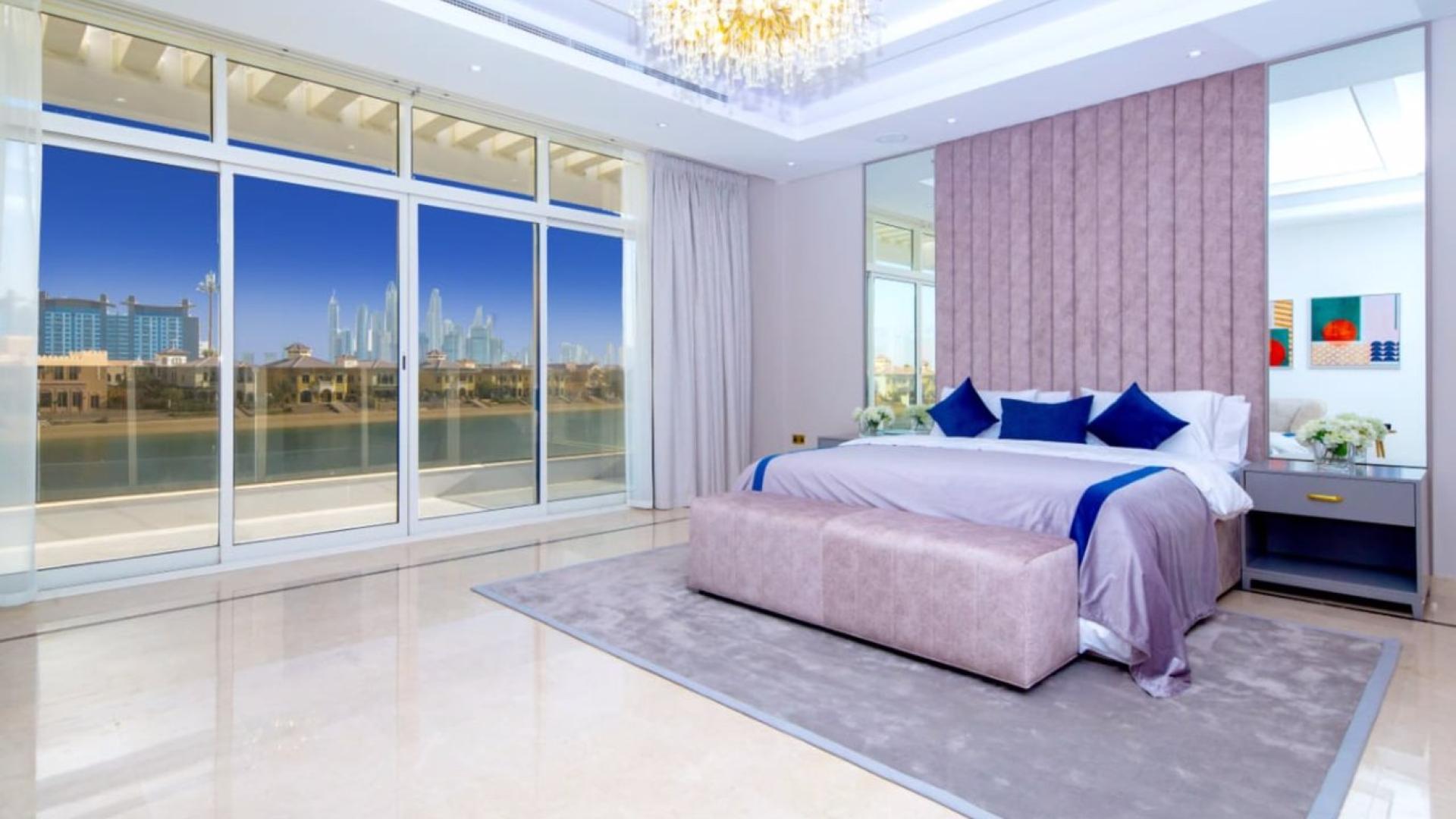 Luxurious living room in 8-bedroom villa on Palm Jumeirah, elegant decor and spacious layout