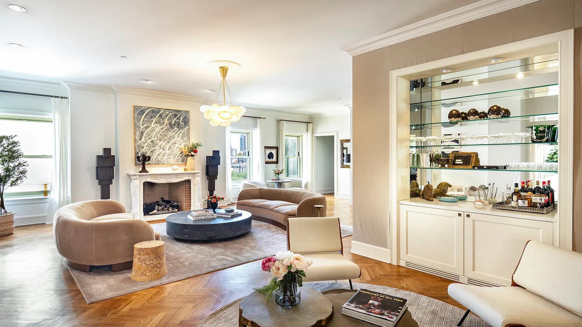 Luxurious Manhattan apartment living room with elegant decor and modern furnishings