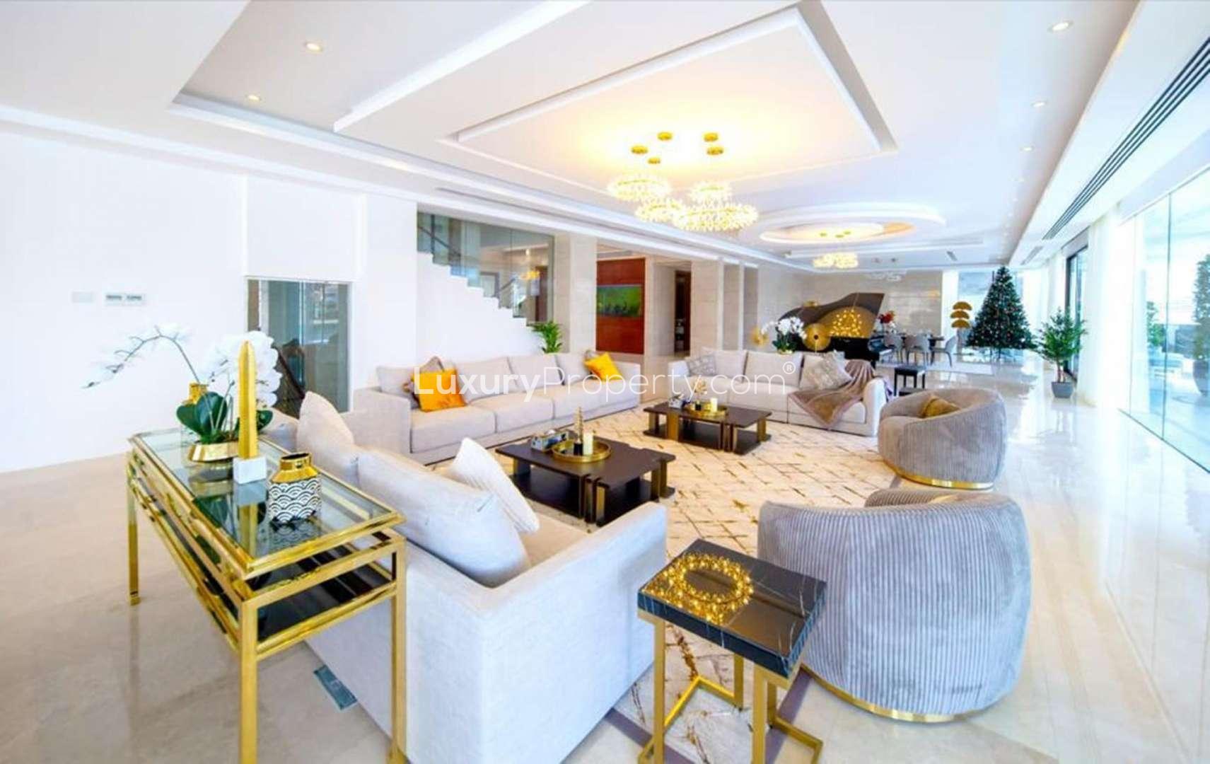 Luxury villa with private pool on Palm Jumeirah, Dubai, available for rent